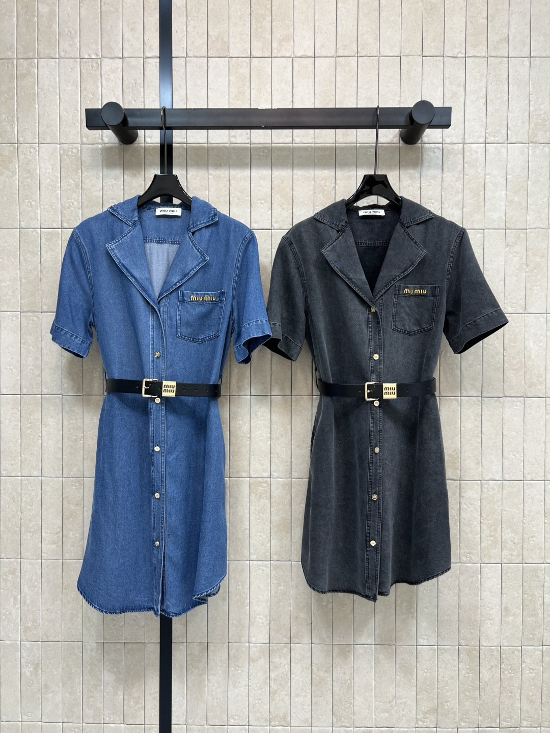 NO:870283,MIU home 26 new summer style denim dress, washed denim fabric, lapel + short sleeve design, simple retro, metal buttons on the front, adjustable black belt at the waist, easily outlines the waistline, brand embroidery on the chest, A-line skirt, loose and slim, can be easily worn in daily or light formal occasions, looks great with sports shoes or short boots, two colors and three sizes, Size/S-M-L,,miumiu,boots,sneakers,skirts,T-shirt,19860909MIU家 26夏季新款 牛仔连衣裙 水洗牛仔面料 翻领+短袖设计 简约复古 正面金属纽扣 腰部黑色腰带可调节 轻松勾勒腰线 胸前品牌刺绣 A字裙摆宽松显瘦 日常或轻正式场合都能轻松驾驭 搭配运动鞋或短靴都很出彩 两色三码Size/S-M-L,,miumiu,boots,sneakers,skirts,T-shirt,,Women's clothing