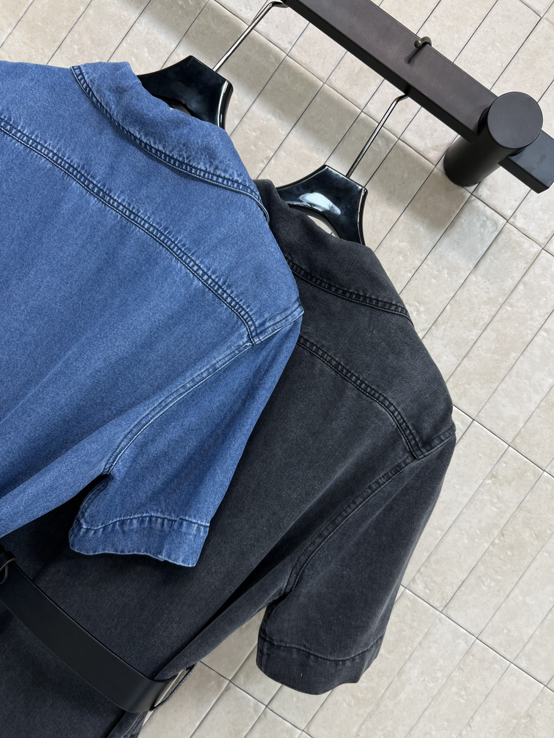 MIU家 26夏季新款 牛仔连衣裙 水洗牛仔面料 翻领+短袖设计 简约复古 正面金属纽扣 腰部黑色腰带可