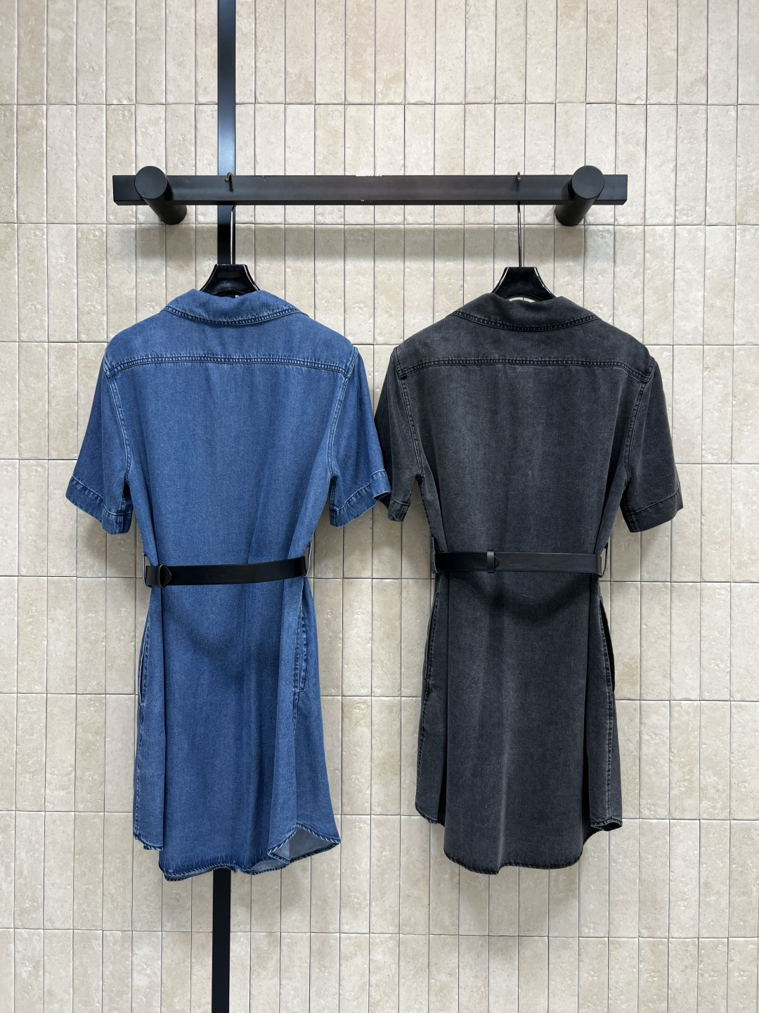 MIU家 26夏季新款 牛仔连衣裙 水洗牛仔面料 翻领+短袖设计 简约复古 正面金属纽扣 腰部黑色腰带可