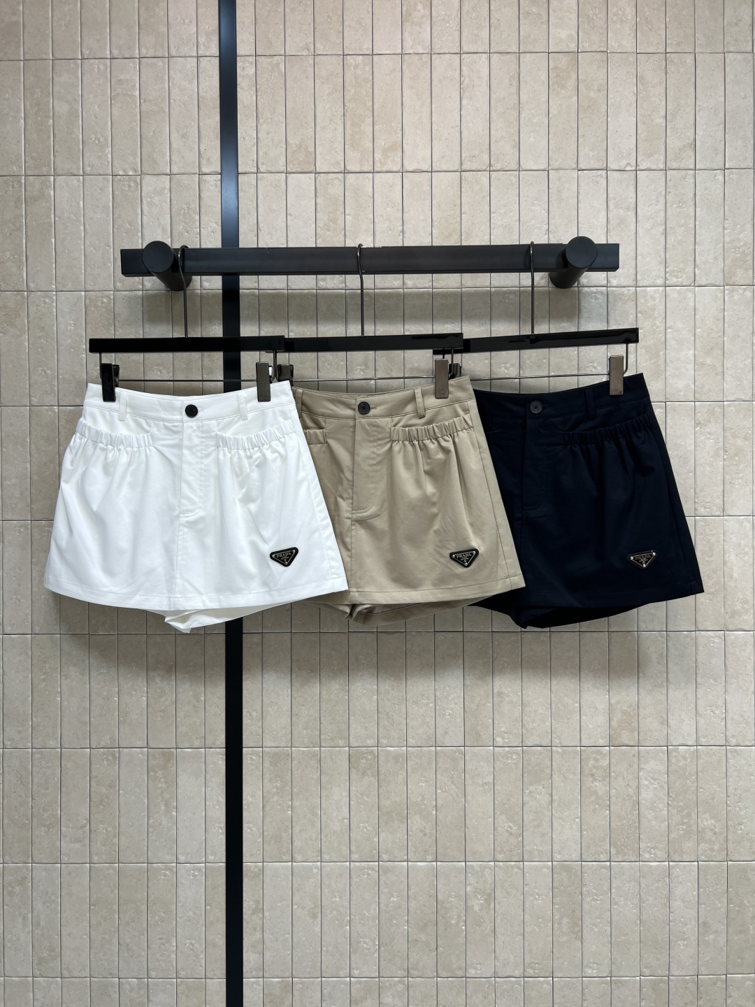 NO:870327,PD Home 26 new summer style high-waisted short culottes. A-line version is super slim. Elastic waist design. Highly tolerant. Comfortable to wear without tightening the tummy. Large pockets on both sides are super practical. Very convenient for daily going out. Light and breathable fabric. Versatile. Can be worn with any T-shirt. Shirts are OK. Can be worn for commuting and leisure. Triangle logo decoration on skirt. Full sense of details. Three colors and three codes, Size/S-M-L, dior, skirts, shirts, tees, t-shirt,19860909PD家 26夏季新款 高腰短款裤裙 A字版型超显瘦 松紧腰设计 包容性强 穿着舒适不勒肚子 两侧大口袋超实用 日常出门超方便 轻薄透气面料 百搭 随便配T恤 衬衫都OK 通勤休闲都能穿 裙摆三角标装饰 细节感满满 三色三码Size/S-M-L,,dior,skirts,shirts,tees，t-shirt,,Women's clothing