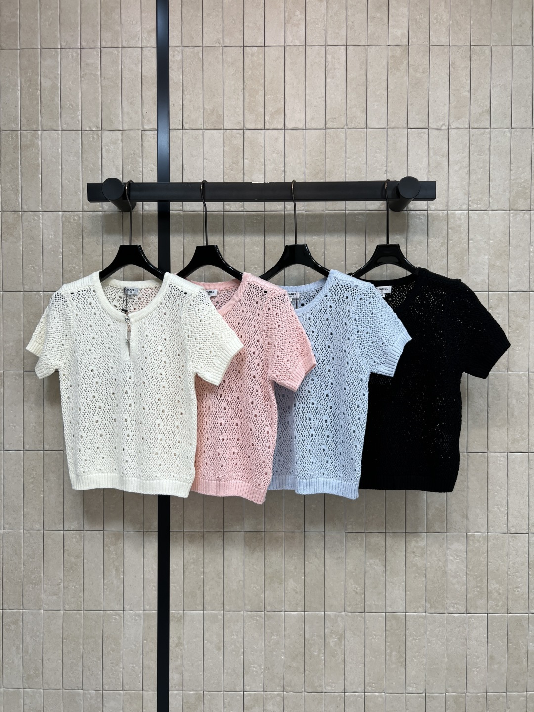 NO:870373,C Home 26 new summer style hollow knitted short sleeves made of wool fabric, simple round neck + double C button design, full of details, hollow craftsmanship makes the clothes slightly transparent, super refreshing to wear in summer, short-sleeved version is comfortable and fashionable, versatile colors, looks great with pleated skirts or high-waisted pants, can be easily used for commuting, dating, and daily outings, and directly fills the atmosphere  Four colors and three codes Size/S-M-L,,chanel,skirts,T-shirt,19860909C家 26夏季新款 镂空针织短袖 采用羊毛面料 简约圆领+双C纽扣设计 细节感满满 镂空工艺让衣服微透 夏天穿超清爽 短袖版型舒适又时髦 颜色百搭 配百褶裙或高腰裤都很出彩 通勤 约会 日常出街都能轻松驾驭 氛围感直接拉满 四色三码Size/S-M-L,,chanel,skirts,T-shirt,,Women's clothing