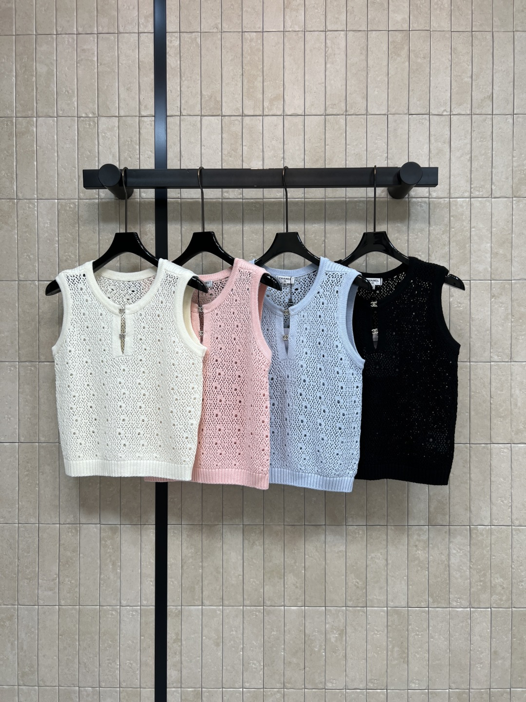 NO:870365,C Home 26 new summer style hollow knitted vest. Made of wool fabric. Simple round neck + double C button design. Full of details. The hollowing process makes the clothes slightly transparent. It is super refreshing to wear in summer. The vest version is comfortable and fashionable. The colors are versatile. It goes well with pleated skirts or high-waisted pants. It can be easily managed for commuting, dating and daily outings. It directly adds a sense of atmosphere. Four colors and three codes, Size/S-M-L,, chanel, skirts,19860909C家 26夏季新款 镂空针织背心 采用羊毛面料 简约圆领+双C纽扣设计 细节感满满 镂空工艺让衣服微透 夏天穿超清爽 背心版型舒适又时髦 颜色百搭 配百褶裙或高腰裤都很出彩 通勤 约会 日常出街都能轻松驾驭 氛围感直接拉满 四色三码Size/S-M-L,,chanel,skirts,,Women's clothing