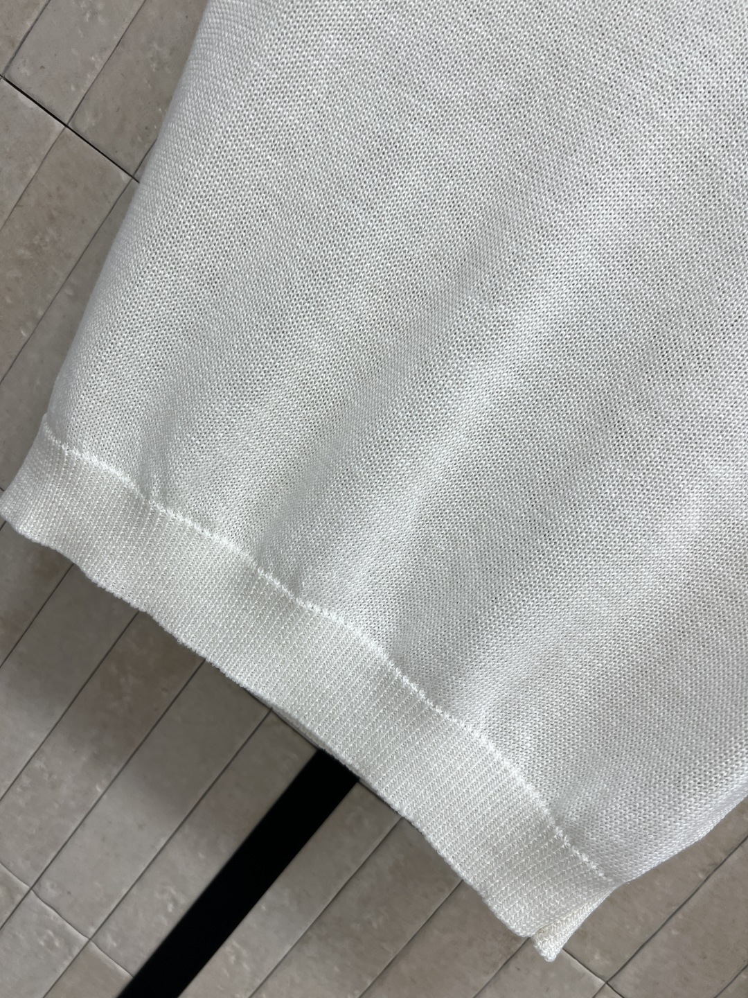 LW家 26夏季新款 无袖针织上衣 采用天丝混纺面料 领口波浪边设计超有细节感 简约大方 胸前品牌图案点