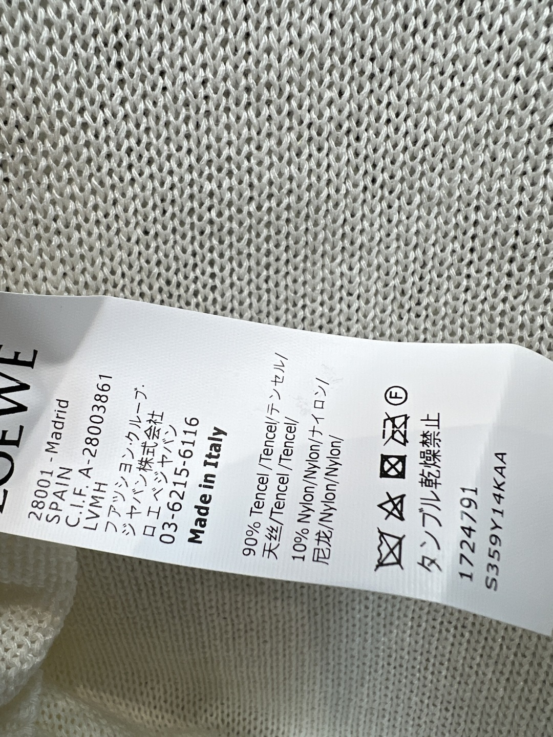 LW家 26夏季新款 无袖针织上衣 采用天丝混纺面料 领口波浪边设计超有细节感 简约大方 胸前品牌图案点