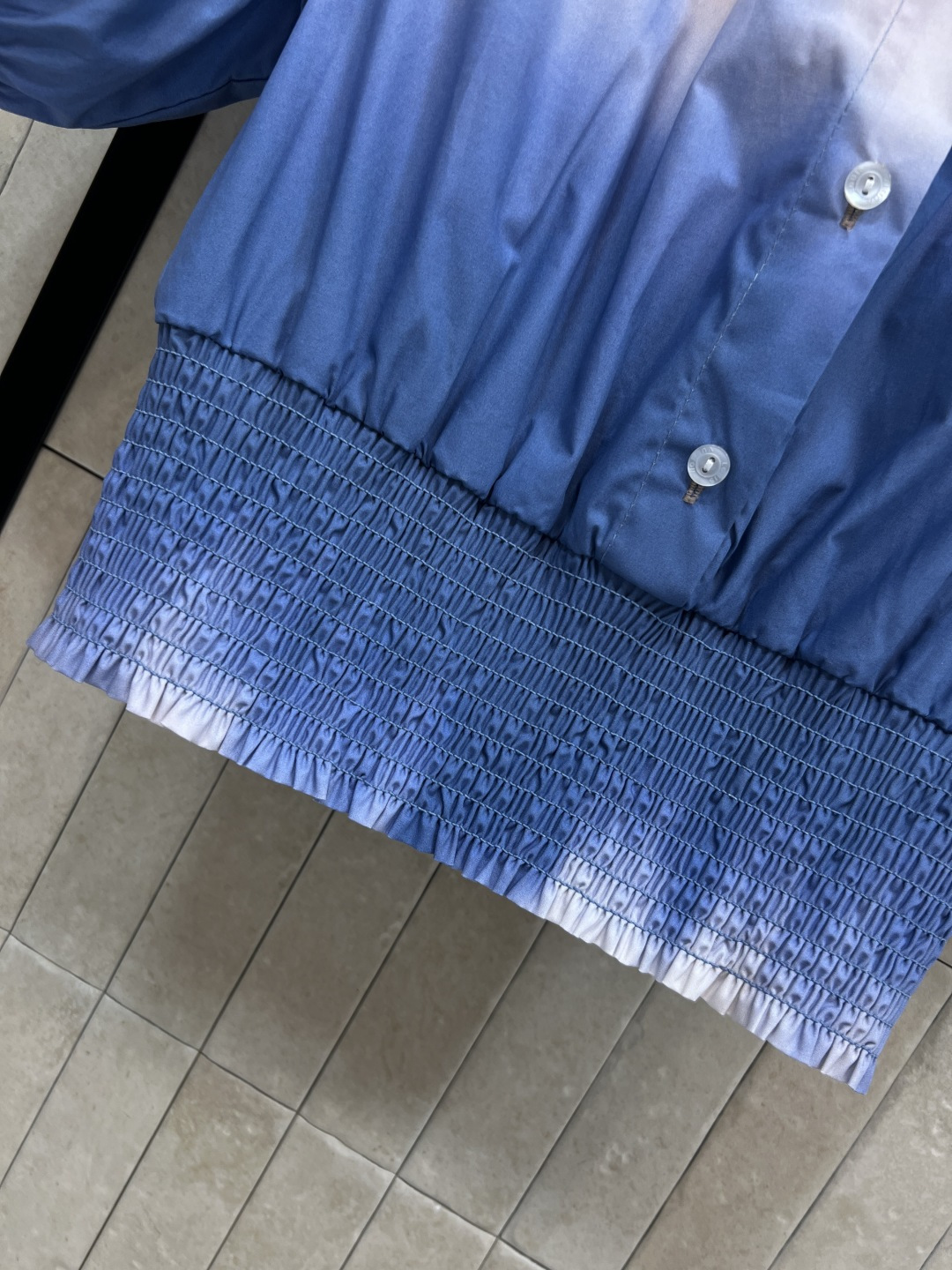 L家 26夏季新款 渐变晕染短袖衬衫 挺括棉质面料 经典翻领泡泡袖设计 短款剪裁+收腰打揽 把身材比例直