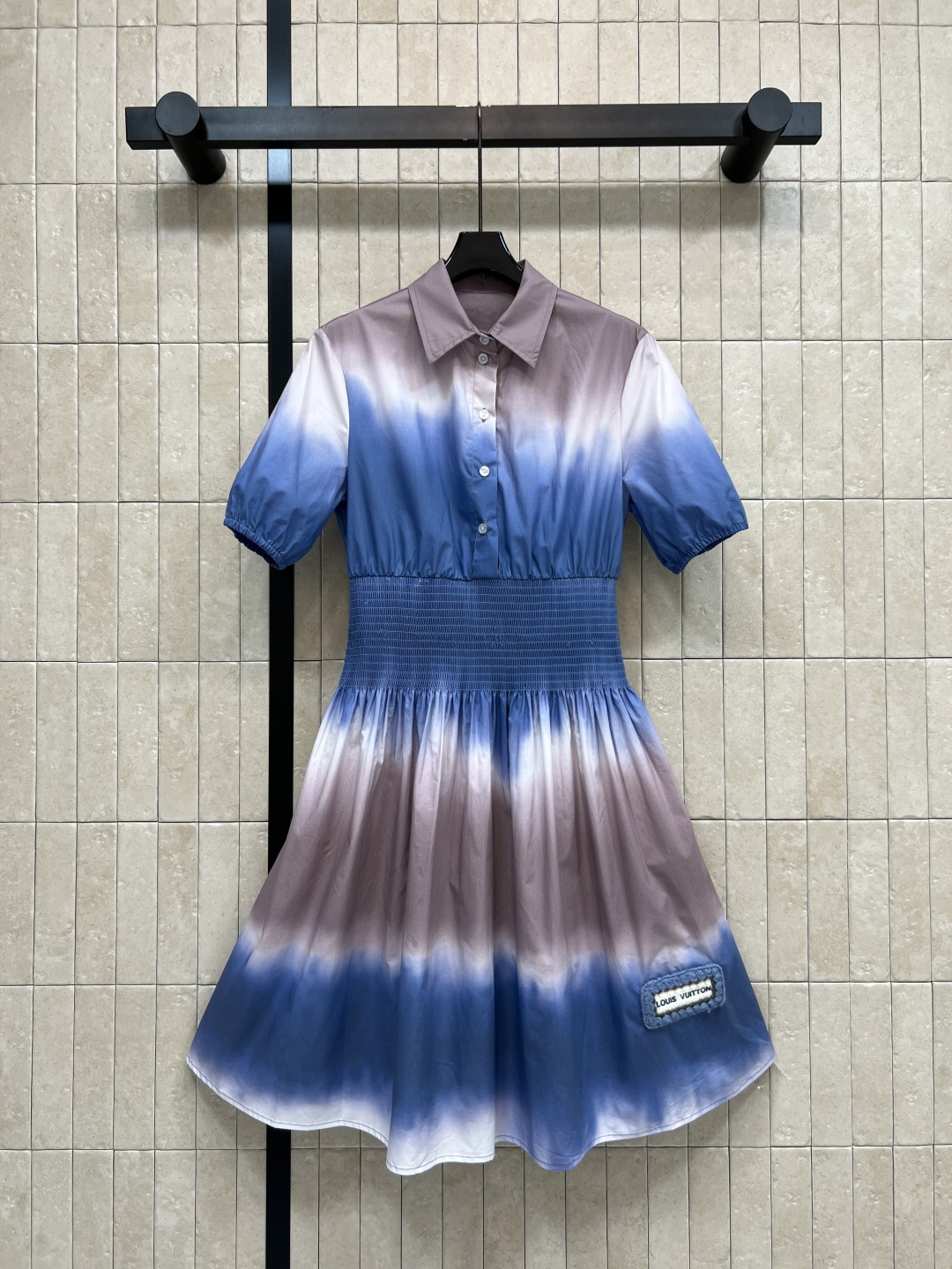 NO:870318,L's 26 new summer style gradient smudged waist dress, crisp cotton fabric, waist-cinching design, accurately outlines the waistline, gradient smudged print + lapel shirt style, full of details, brand logo patch embellishment on the hem, exquisite and low-key, loose skirt, friendly to all body types, suitable for daily life or vacation, four sizes in one color, Size/S-M-L-XL,, louis vuitton, skirts, shirts,19860909L家 26夏季新款 渐变晕染收腰连衣裙 挺括棉质面料 收腰打揽设计 精准勾勒腰线 渐变晕染印花+翻领衬衫版型 细节感拉满 下摆品牌标识贴布点缀 精致低调 裙摆宽松 对各种身材友好 日常或度假都很适合 一色四码Size/S-M-L-XL,,louis vuitton,skirts,shirts,,Women's clothing