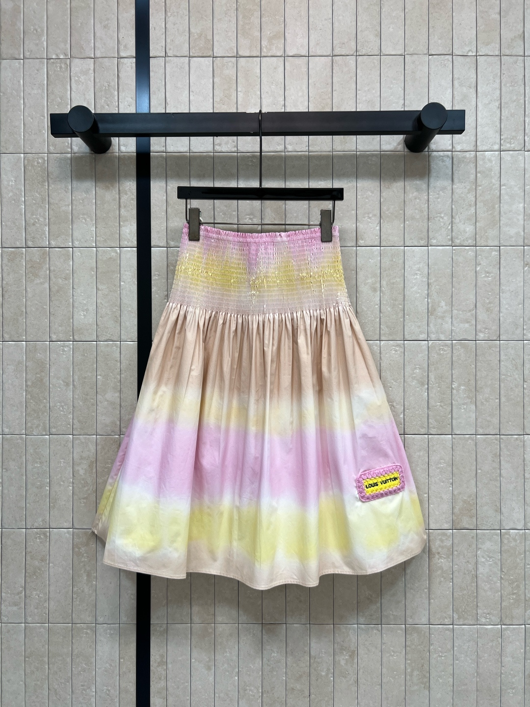 NO:870340,L's 26 new summer style Gradient smudged skirt, pink, yellow and milky white smudged, full of summer atmosphere, crisp cotton fabric, sweeping design, comfortable and figure-flattering, A-line skirt super slim, side logo embroidered logo, full of brand sense, easy to control on vacation, travel and daily life, paired with simple tops or sandals, energetic style, four sizes in one color, Size/S-M-L-XL,, louis vuitton, sandals, skirts,19860909L家 26夏季新款 渐变晕染半裙 粉黄奶白晕染 夏日氛围感满满 挺括棉质面料 打揽设计 舒适又显身材 A字裙摆超显瘦 侧边logo 刺绣徽标 品牌感十足 度假 旅行 日常都能轻松驾驭 搭配简约上衣或凉鞋 元气造型ge 一色四码Size/S-M-L-XL,,louis vuitton,sandals,skirts,,Women's clothing