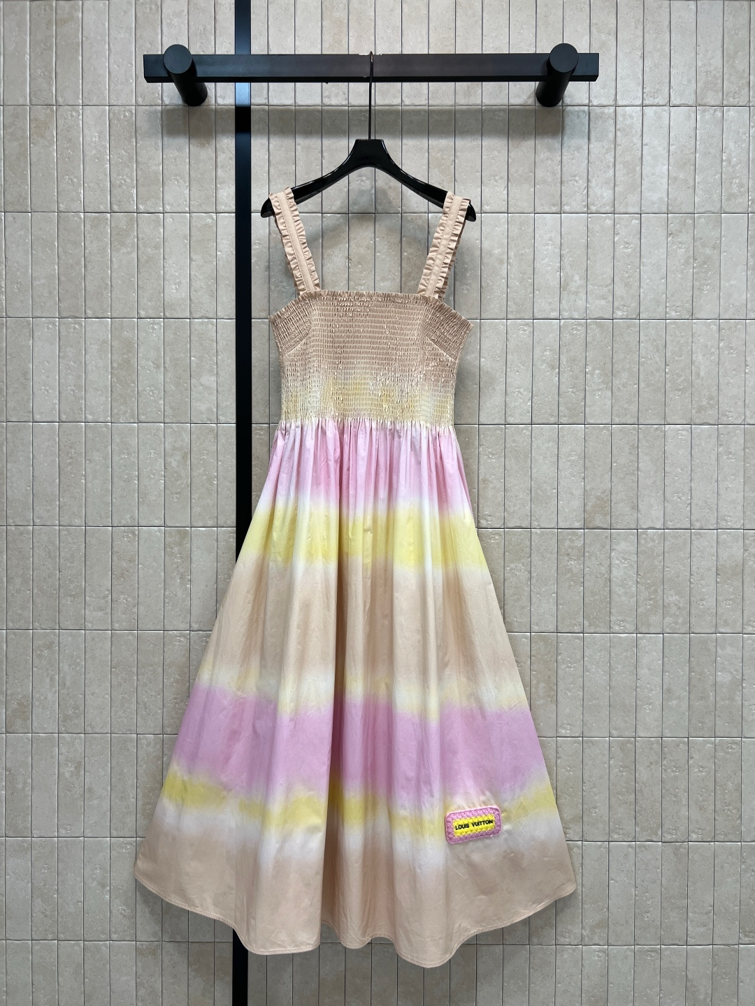 NO:870358,L's 26 new summer style Gradient smudged suspender dress. Crisp cotton fabric. The drape is not easy to wrinkle. The waist design hides the body and shows the figure. Pink and yellow gradient smudged printing. Logo embellishment on the skirt. Exquisite and low-key. Suitable for daily travel or travel. Pair with straw bag and sandals. Easily get fresh and natural style. Four sizes in one color. Size/S-M-L-XL,,louis  vuitton,sandals,espadrilles,skirts,19860909L家 26夏季新款 渐变晕染吊带连衣裙 挺括棉质面料 垂坠感好不易皱 打揽收腰设计 藏肉又显身材 粉黄渐变晕染印花 裙摆logo标识点缀 精致低调 日常出行或旅行都超适合 搭配草编包 凉鞋 轻松get清新自然风 一色四码Size/S-M-L-XL,,louis vuitton,sandals,espadrilles,skirts,,Women's clothing