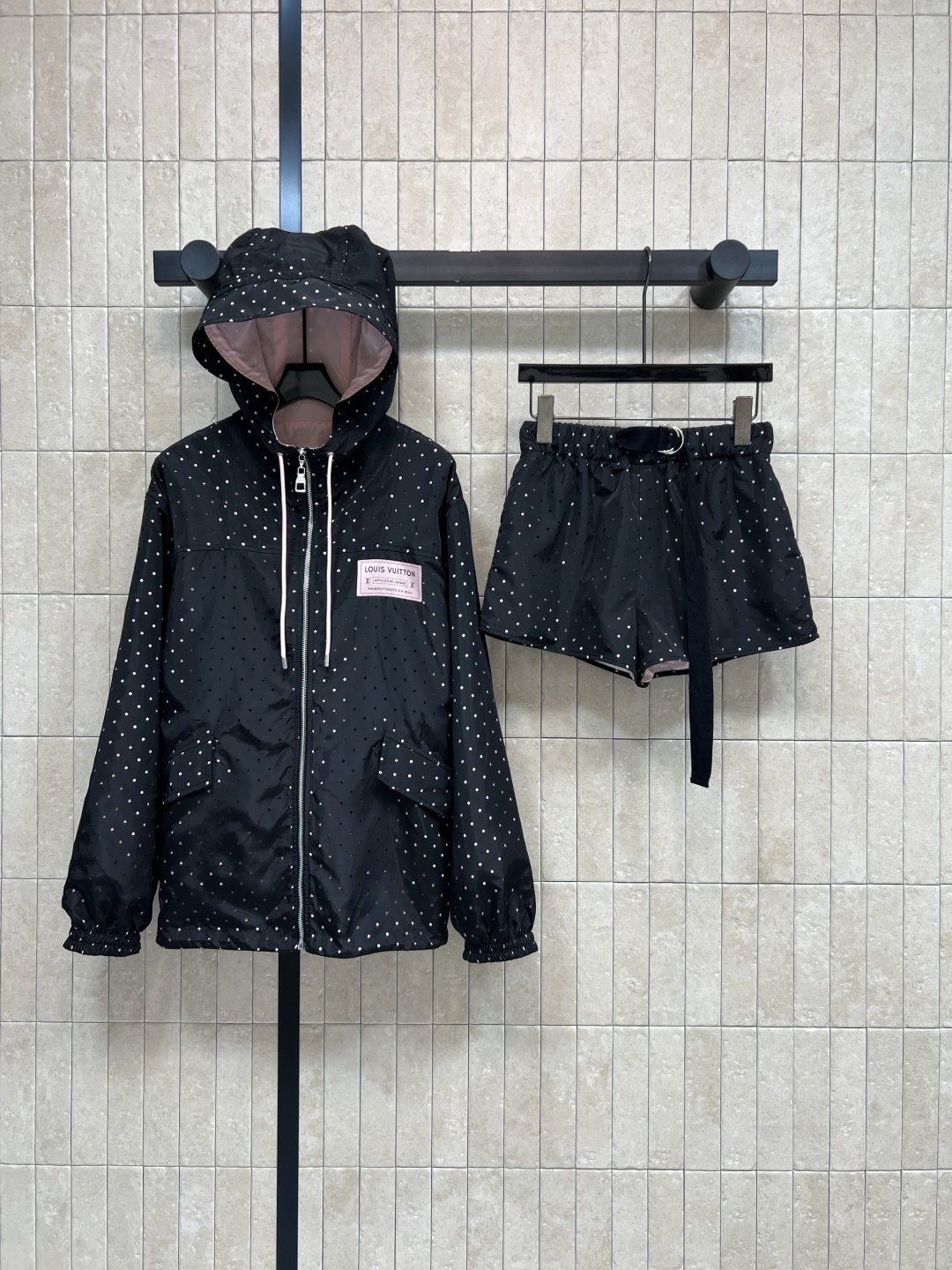 NO:870366,Jackets, shorts, L home 26 new summer models, polka dot hooded suit, hooded jacket + elastic high-waisted shorts, windproof, light and breathable fabric, pink drawstring and brand logo, loose fit, matching cuffs, self-contained belt, elastic waistband, comfortable and comfortable. The whole set is refreshing and age-reducing. It can also be matched separately. Practical and full, travel and sports, suitable for daily life. Four sizes in one color, Size/S-M-L-XL, Louis  vuitton,shorts,jackets & coats,hats,19860909外套 短裤 L家 26夏季新款 波点连帽套装 连帽外套+松紧高腰短裤 面料防风轻薄透气 粉色抽绳与品牌标识牌 宽松版型 搭配袖口收口 自带腰带 松紧腰头舒适不勒 整套穿清爽减龄 也可分开搭配 实用性拉满 出游 运动 日常都合适 一色四码Size/S-M-L-XL,,louis vuitton,shorts,jackets & coats,hats,,Women's clothing