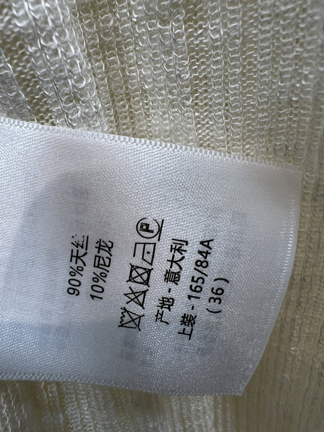 D家 26夏季新款 扭结针织短袖 采用天丝混纺面料 胸前扭结+V领版型 胸前刺绣标识点缀 木耳边袖口 细