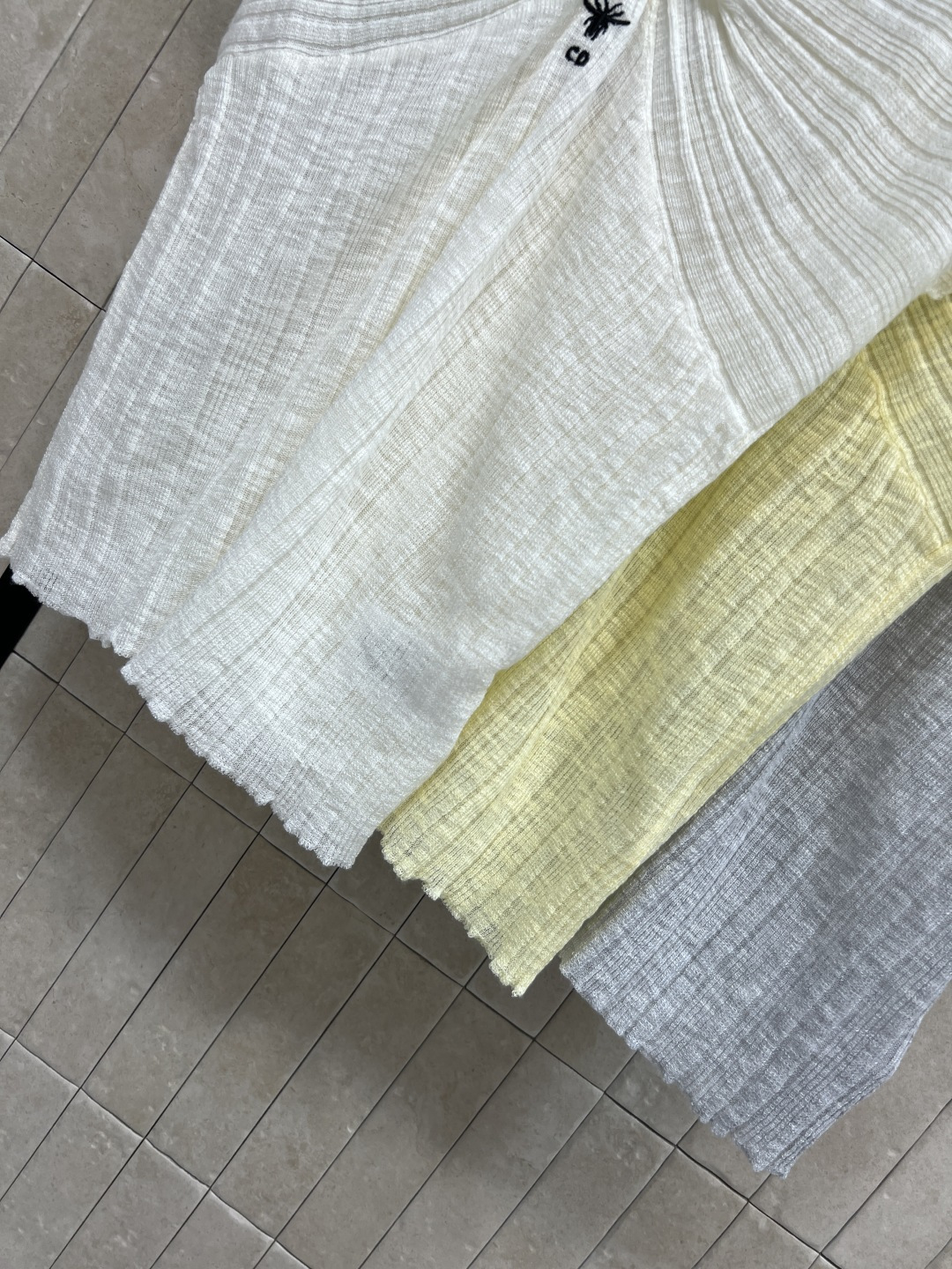 D家 26夏季新款 扭结针织短袖 采用天丝混纺面料 胸前扭结+V领版型 胸前刺绣标识点缀 木耳边袖口 细