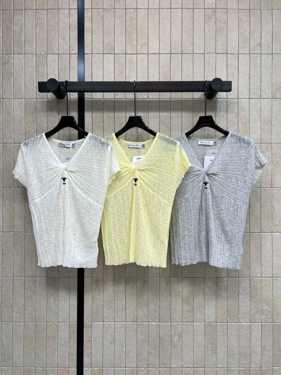 NO:871284,D's 26 new summer model, twisted knitted short-sleeved fabric, made of Tencel blended fabric, knitted chest + V-neck version, embroidered logo on the chest, fungus-edged cuffs, full of details. Looks great with jeans and wide-leg pants. No matter your figure, it can be easily controlled for daily commuting, dates and outings. Three colors and three sizes, Size/S-M-L, dior, jeans, T-shirt,19860909D家 26夏季新款 扭结针织短袖 采用天丝混纺面料 胸前扭结+V领版型 胸前刺绣标识点缀 木耳边袖口 细节感拉满 搭配牛仔裤 阔腿裤都超好看 不挑身材 日常通勤 约会出游都能轻松驾驭 三色三码Size/S-M-L,,dior,jeans,T-shirt,,Women's clothing