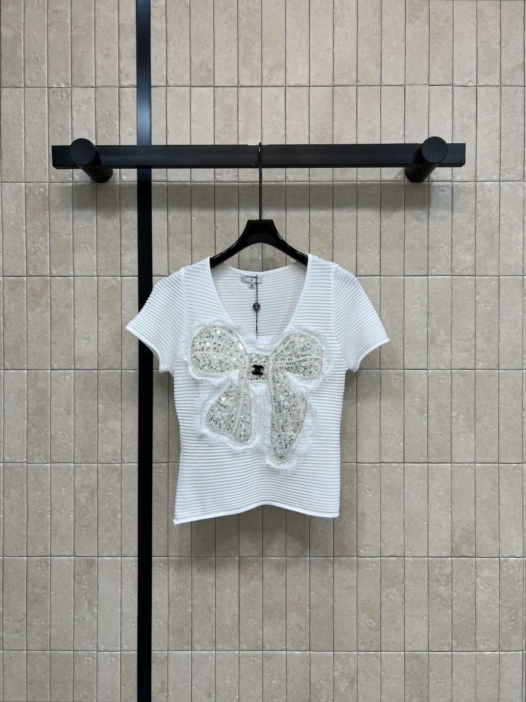 NO:871228,C Home 26 new summer style Butterfly sequin knitted short sleeves White striped knitted fabric Light and breathable Super comfortable to wear in summer The three-dimensional butterfly sequin design on the chest is super eye-catching Elegant and sweet19860909C家 26夏季新款 蝴蝶亮片针织短袖 白色条纹针织面料 轻薄透气 夏天穿超舒服 胸前立体蝴蝶亮片设计超吸睛 优雅又甜美 V领修饰颈部线条 短袖清爽百搭 通勤 约会 聚会都能轻松驾驭 搭配高腰裙或牛仔裤 轻松get韩系减龄风 一色三码Size/S-M-L,,chanel,skirts,jeans,T-shirt,,Women's clothing