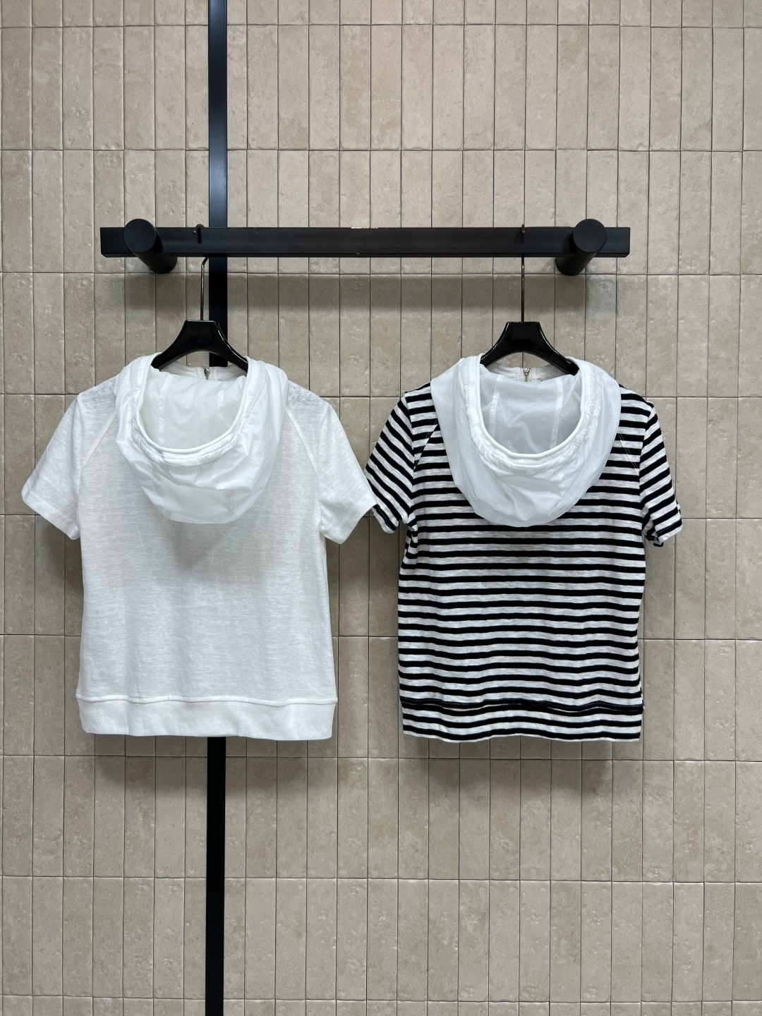 PD家 26夏季新款 连帽短袖上衣 采用轻薄透气棉质面料 夏天穿超舒服 简约设计+胸前三角Logo，辨识