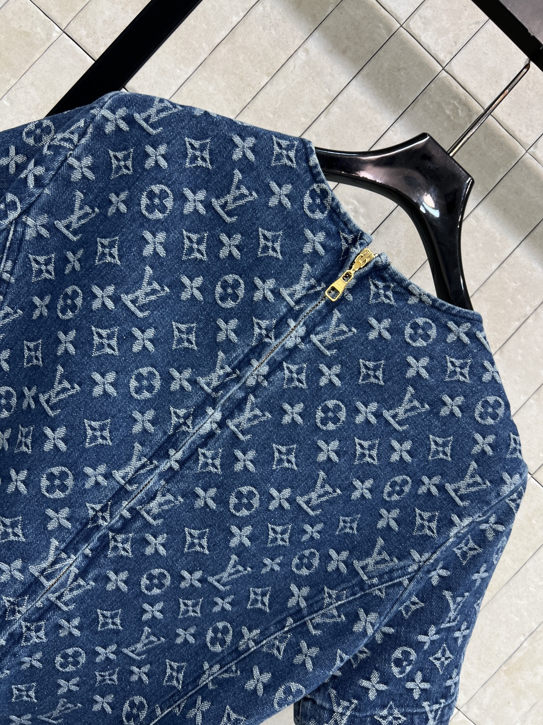 L家 26夏季新款 老花收腰连衣裙 经典老花图案+高品质牛仔布 复古又时髦 短袖圆领设计 腰部金属扣腰带