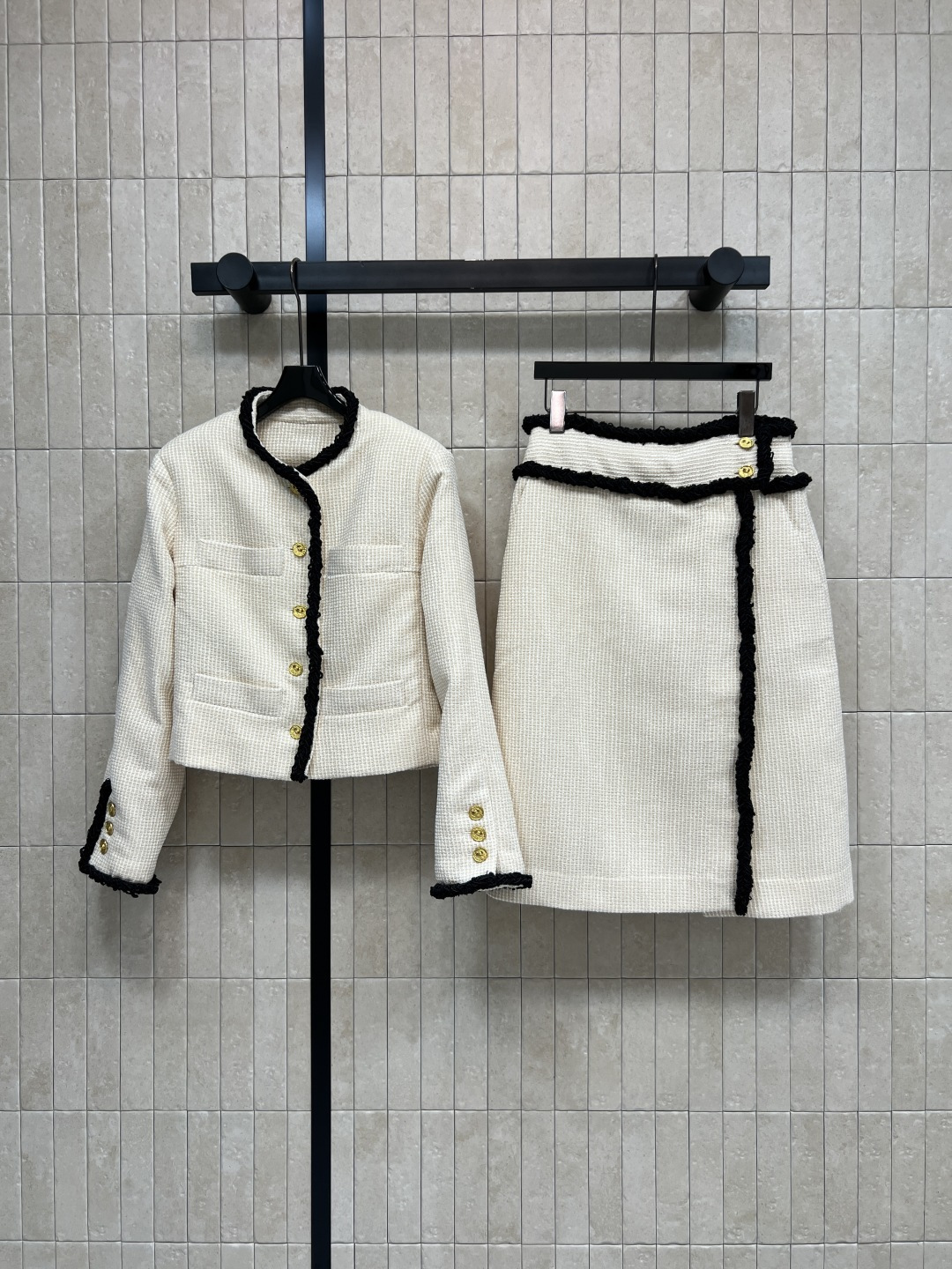 NO:871291,Jackets, skirts, C Home 26 new summer styles, small fragrant suit, classic black edge woolen piping to outline the silhouette, contrasting retro gold buttons to instantly add a sense of sophistication, paired with high-waisted skirts from the same series, just the right A-line shape to hide the flesh and look slim, tolerant of all body types, commuting, dating, and important occasions, all with highlights  One color three sizes Size/S-M-L coat 7599520 skirt 7598390,,chanel,skirts,jackets & coats,19860909外套 半裙 C家 26夏季新款 小香风套装 经典黑边毛织滚边勾勒轮廓 撞色的复古金扣瞬间拉满精致感 搭配同系列高腰半裙 恰到好处的A字版型藏肉又显瘦 包容各种身材 通勤 约会 重要场合穿都自带高光 一色三码Size/S-M-L外套7599520半裙7598390,,chanel,skirts,jackets & coats,,Women's clothing
