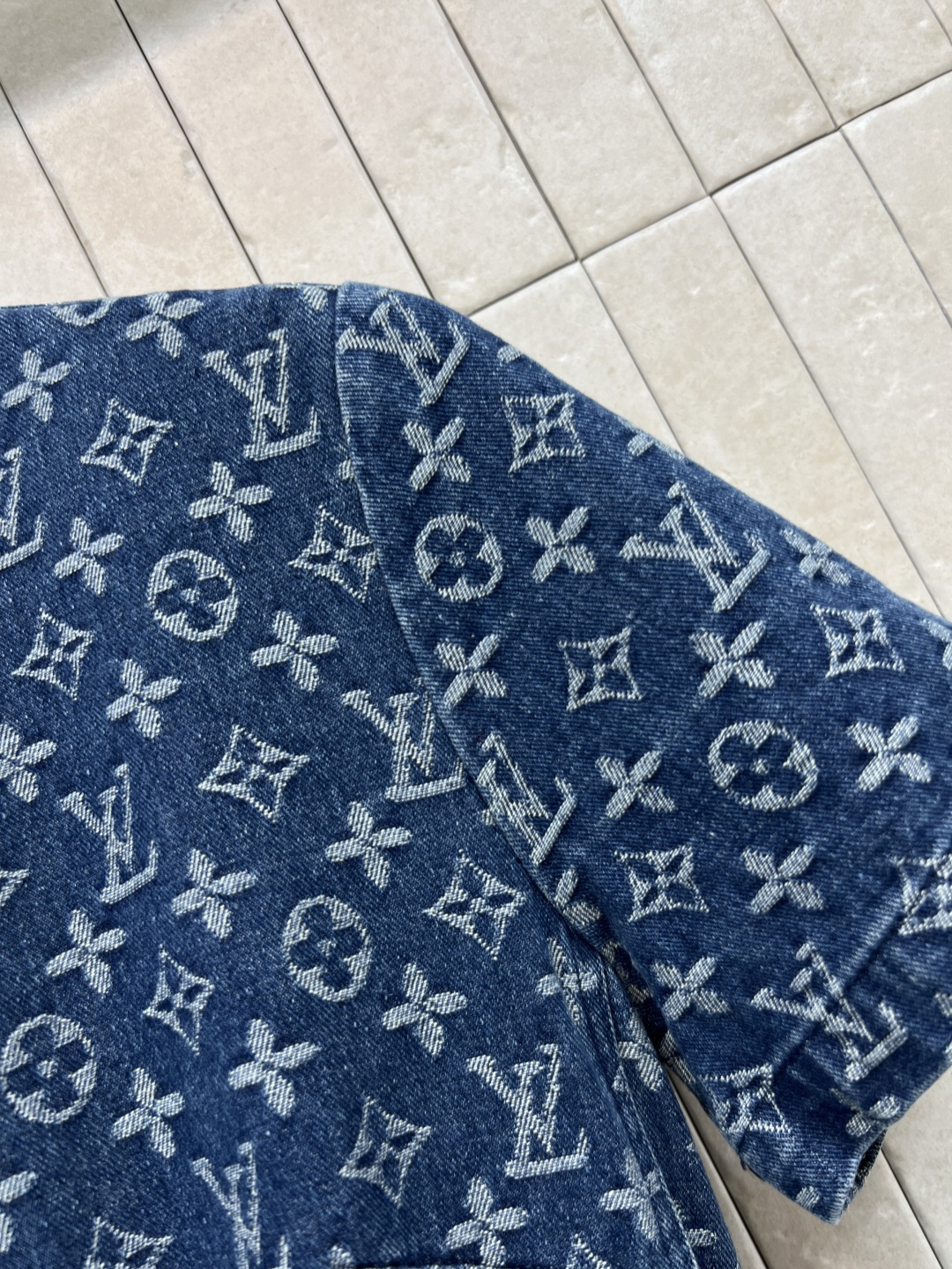 L家 26夏季新款 老花收腰连衣裙 经典老花图案+高品质牛仔布 复古又时髦 短袖圆领设计 腰部金属扣腰带