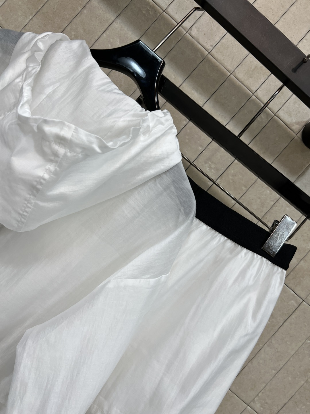MIU家 26夏季新款 抽绳连帽套装 短款连帽外套+松紧腰短裤  抽绳大口袋设计 短裤腰头字母印花 侧边