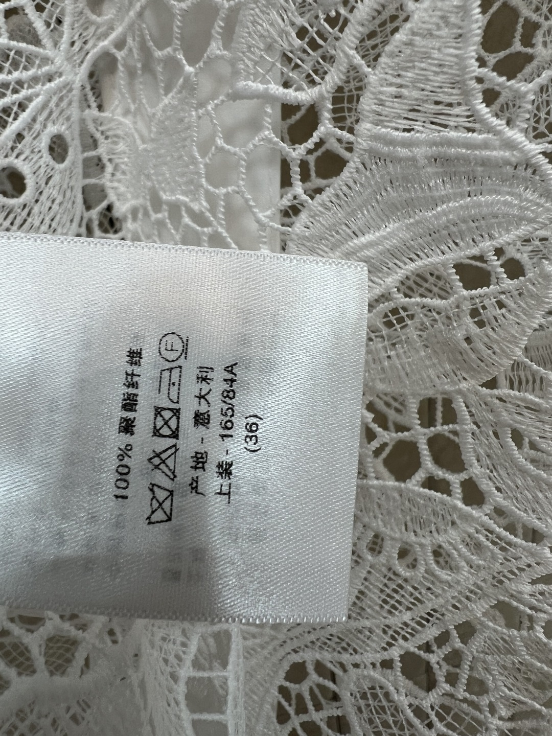 D家 26夏季新款 白色蝴蝶蕾丝衬衫 采用精致镂空蕾丝面料 花纹细腻透气 翻领+短袖设计 优雅又实用 单