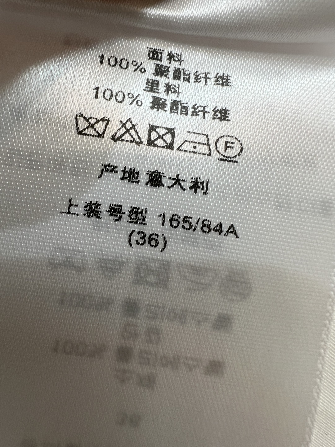 D家 26夏季新款 白色蕾丝吊带连衣裙 通体精致的立体蕾丝 每一处花纹都像手工雕琢的艺术品 立体饱满 内
