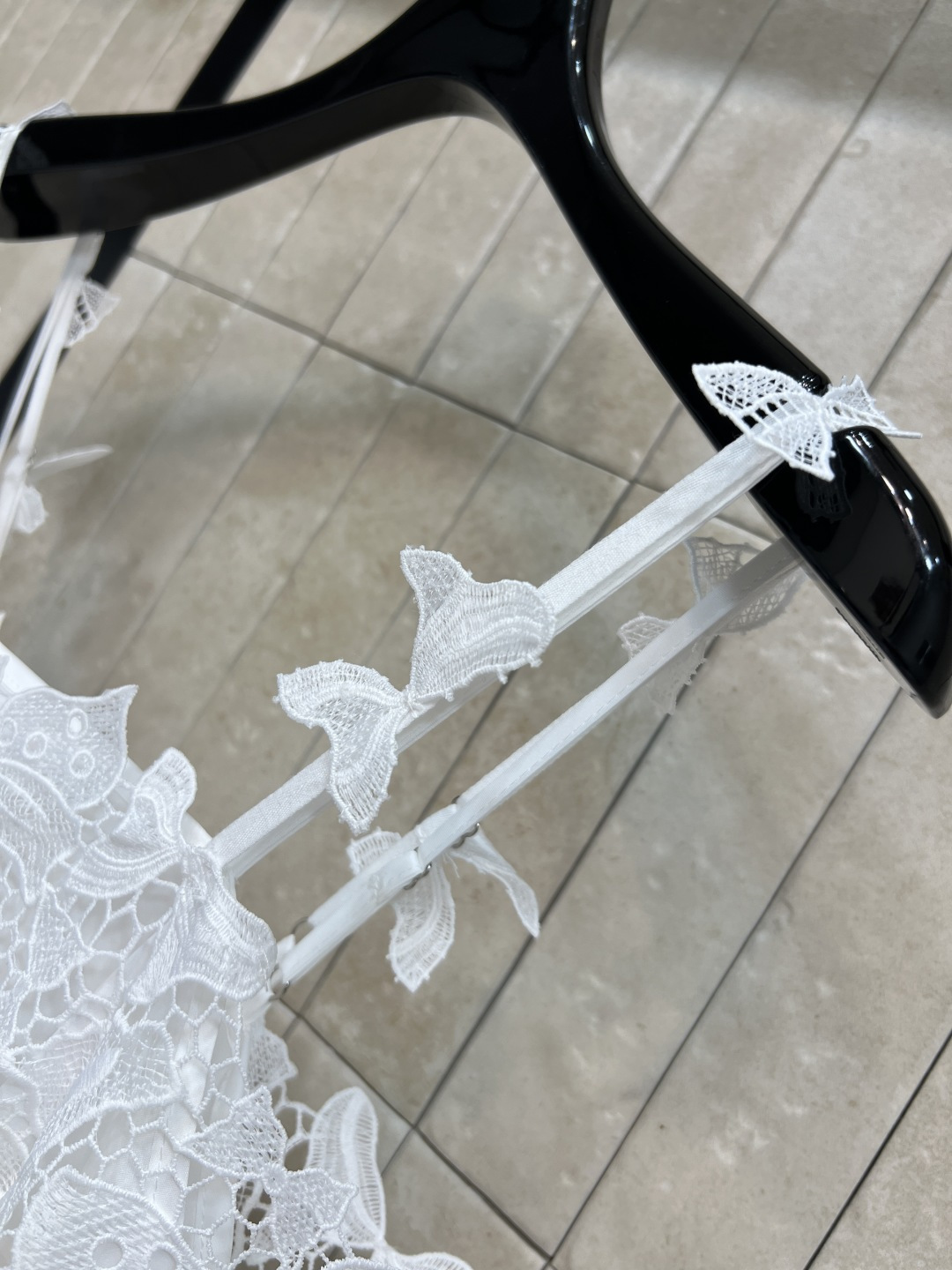 D家 26夏季新款 白色蕾丝吊带连衣裙 通体精致的立体蕾丝 每一处花纹都像手工雕琢的艺术品 立体饱满 内