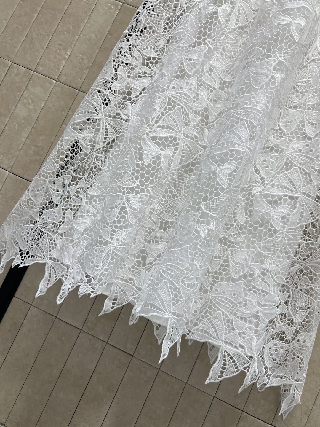 D家 26夏季新款 白色蕾丝吊带连衣裙 通体精致的立体蕾丝 每一处花纹都像手工雕琢的艺术品 立体饱满 内
