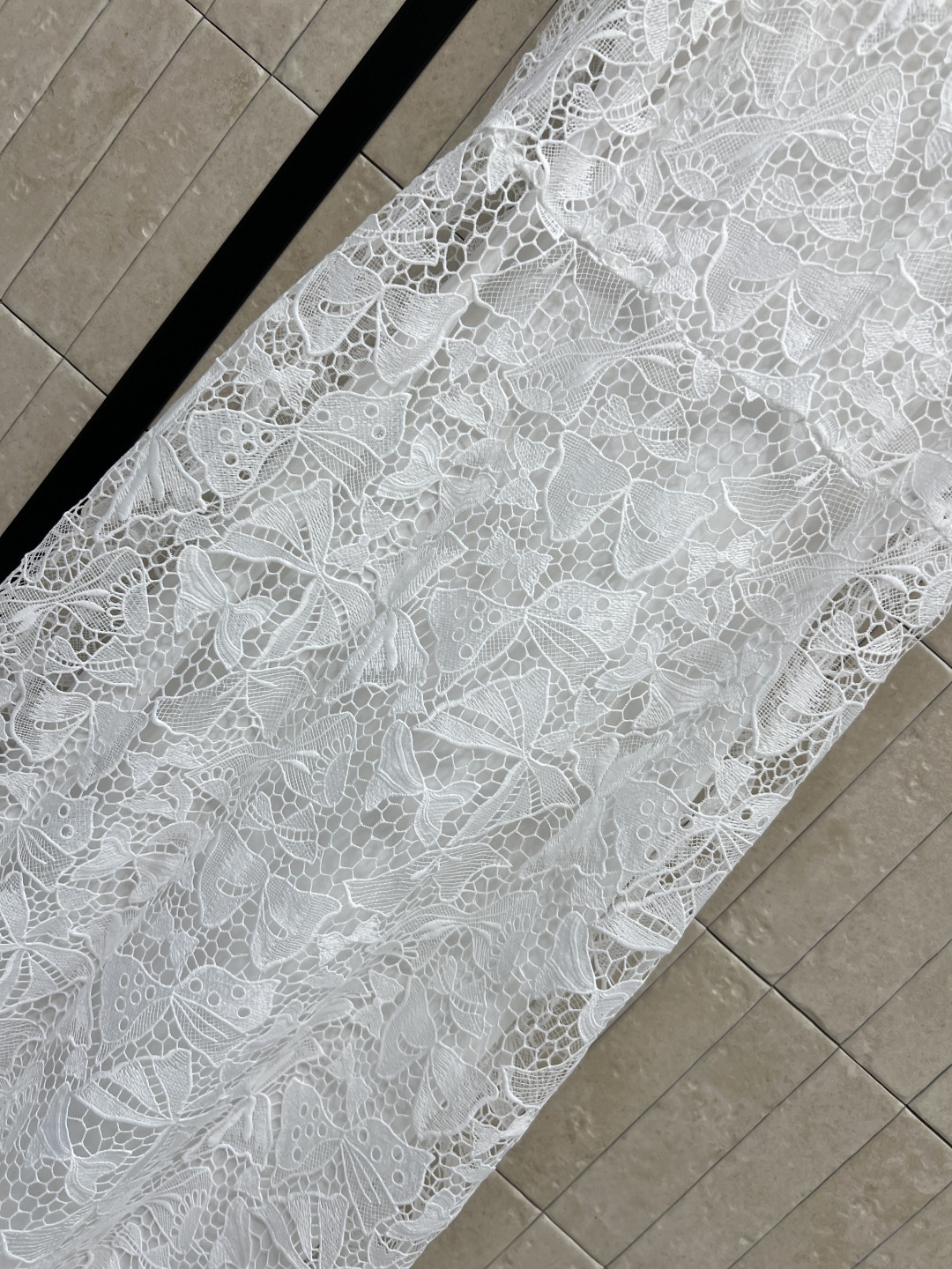 D家 26夏季新款 白色蕾丝吊带连衣裙 通体精致的立体蕾丝 每一处花纹都像手工雕琢的艺术品 立体饱满 内