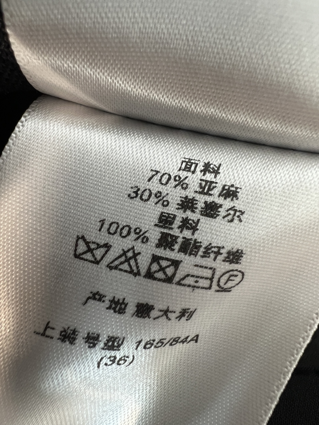 D家 26夏季新款 黑色西装外套 采用亚麻混纺面料 挺括有型 正肩+收腰廓形 修饰身形 适合多种体型 双
