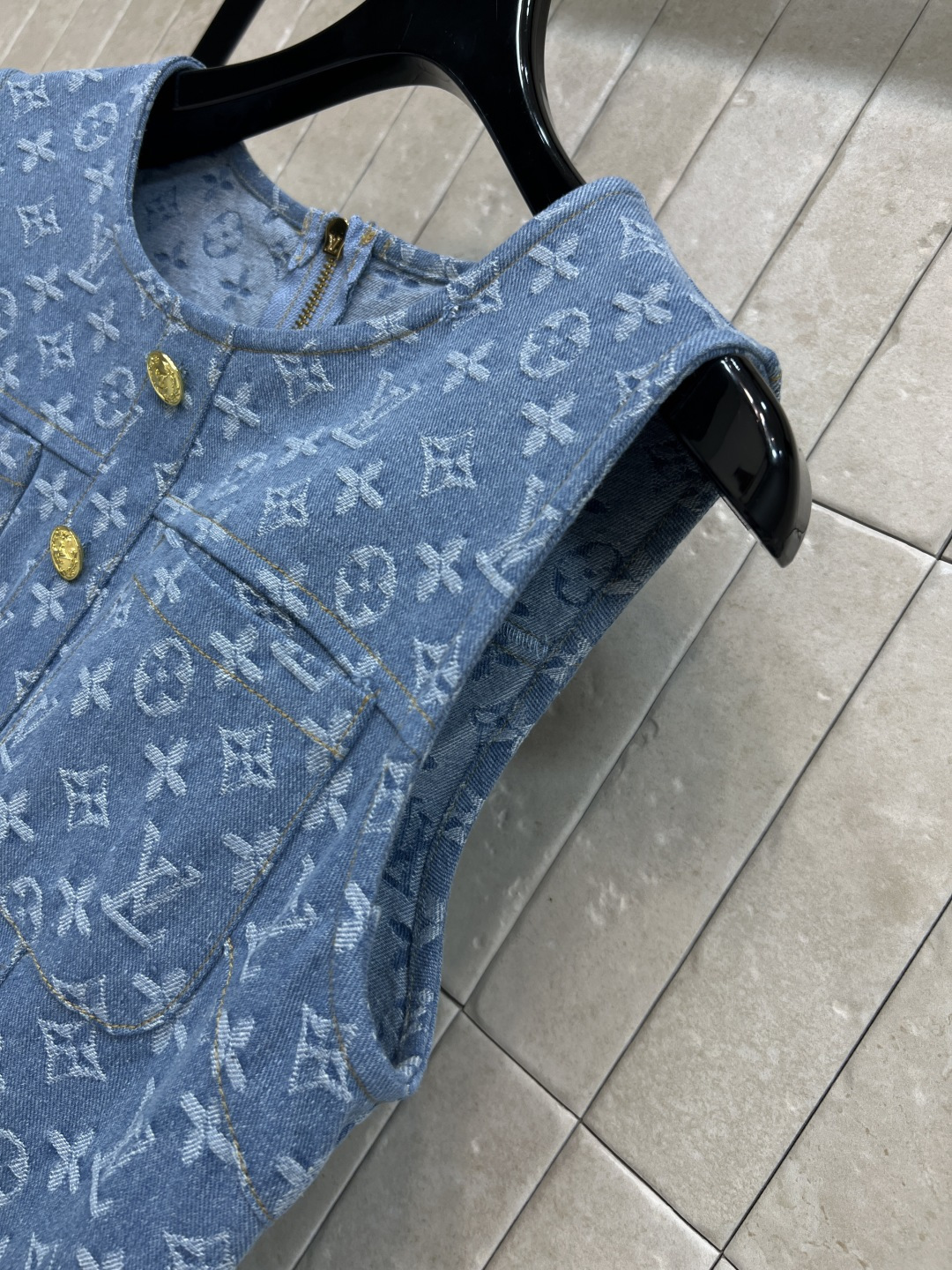 L家 26夏季新款 老花牛仔连衣裙  牛仔面料挺括有型 久穿不变形 圆领无袖不挑肩型 胸前双口袋+半开排