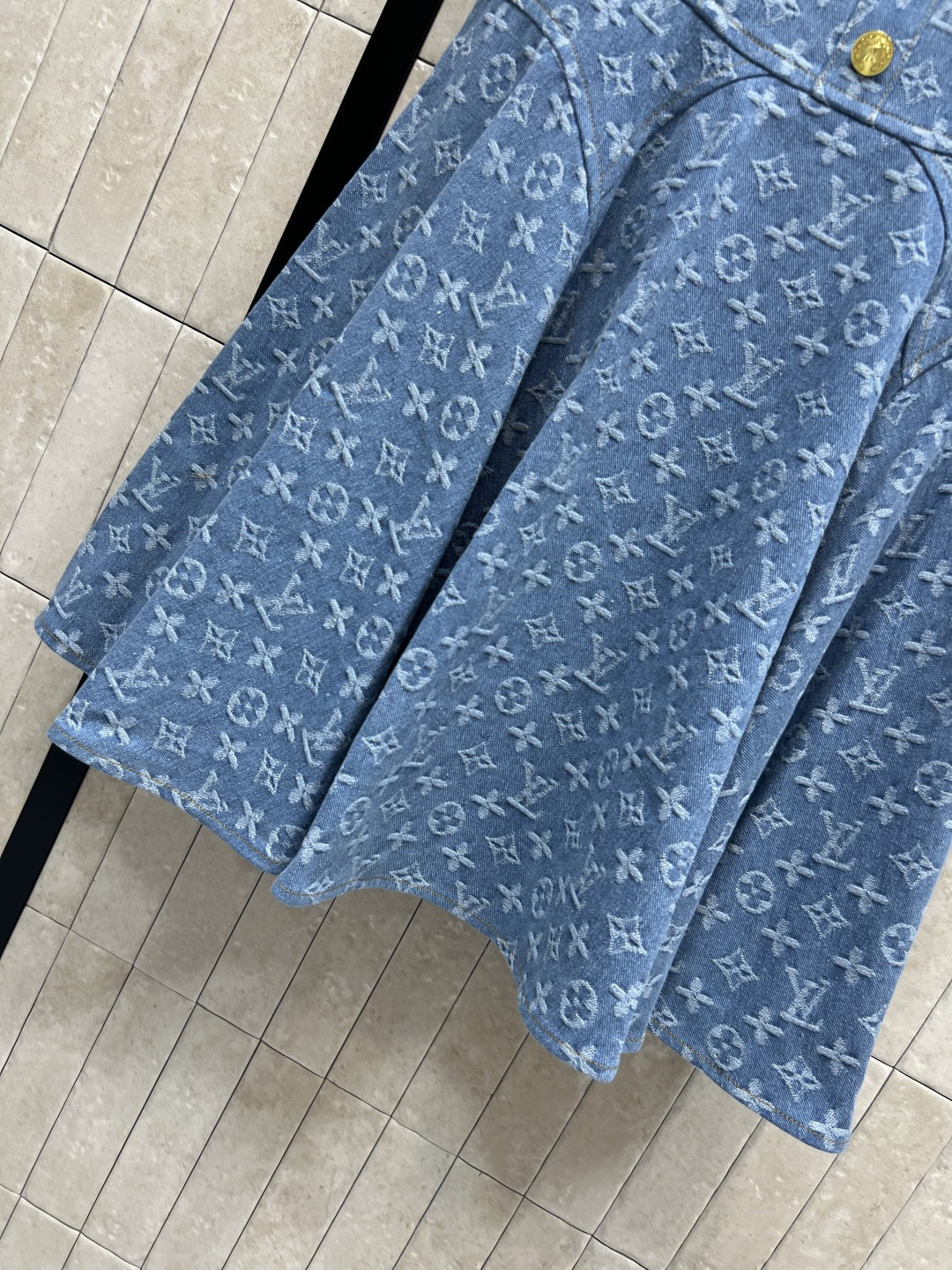 L家 26夏季新款 老花牛仔连衣裙  牛仔面料挺括有型 久穿不变形 圆领无袖不挑肩型 胸前双口袋+半开排