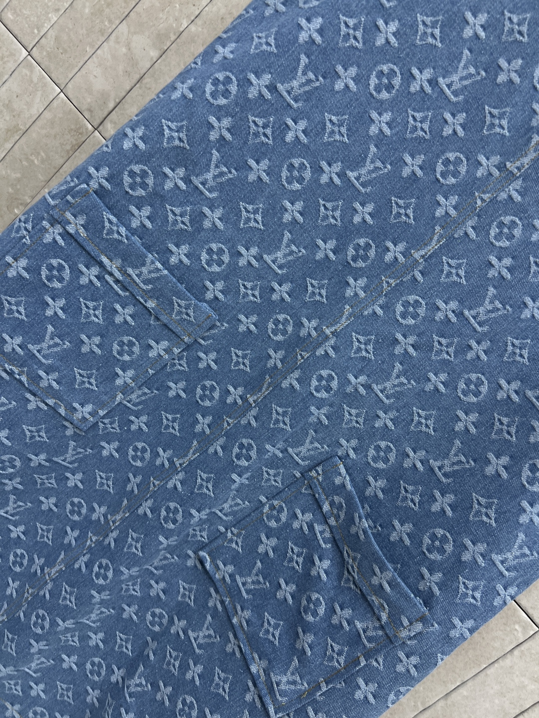 L家 26夏季新款 老花牛仔连衣裙  牛仔面料挺括有型 久穿不变形 圆领无袖不挑肩型 胸前双口袋+半开排