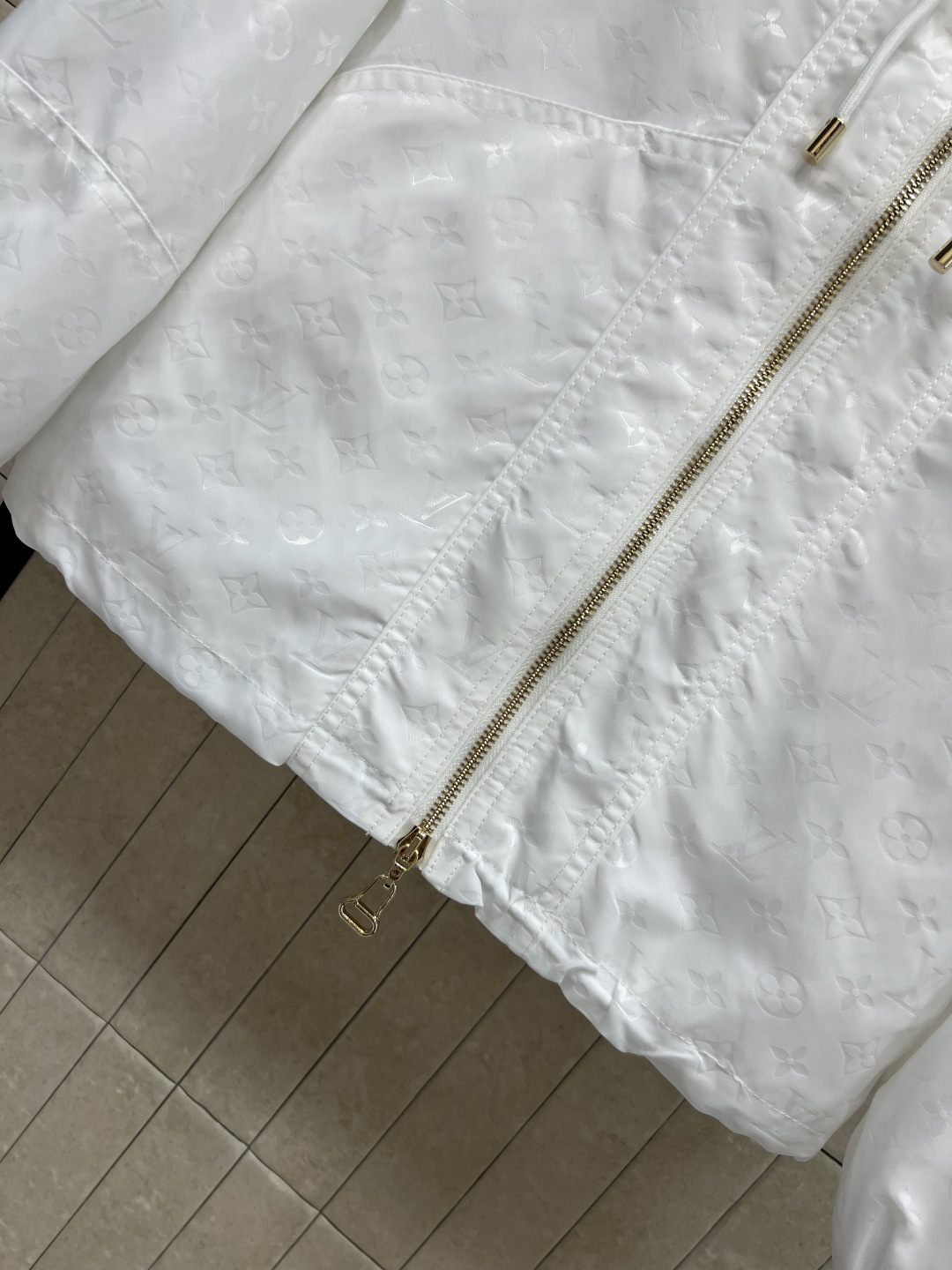 L家 26夏季新款 白色提花连帽外套 轻薄面料+精致暗纹 简约又有细节感 连帽设计 双拉链开合 帽子跟下