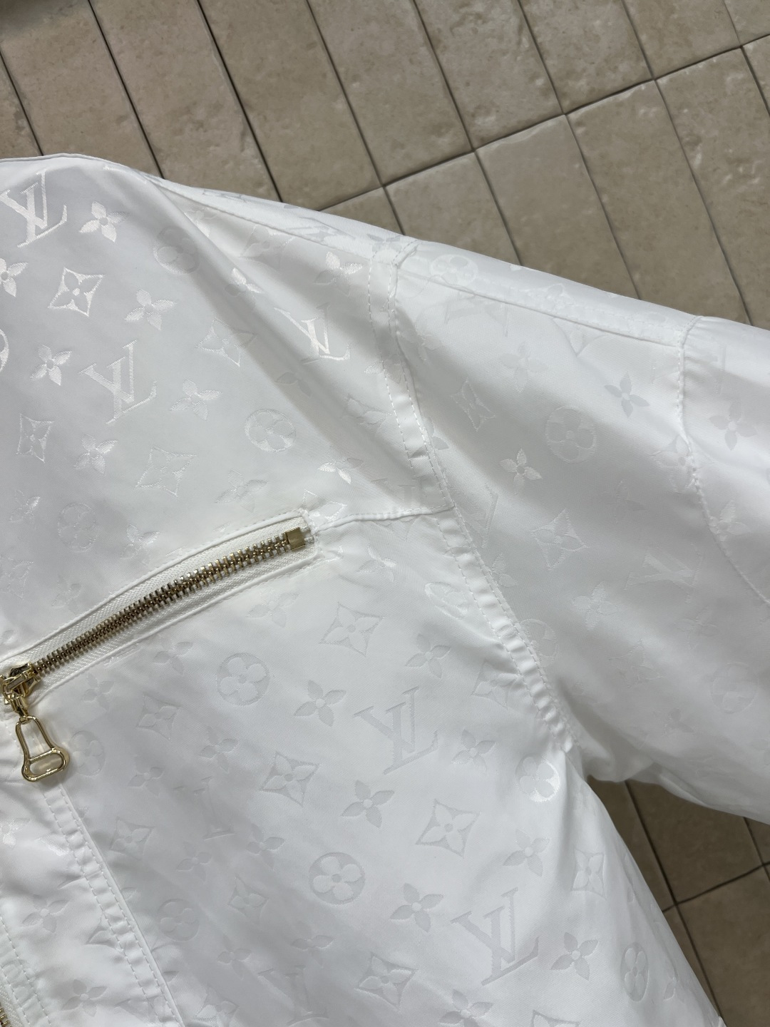 L家 26夏季新款 白色提花连帽外套 轻薄面料+精致暗纹 简约又有细节感 连帽设计 双拉链开合 帽子跟下