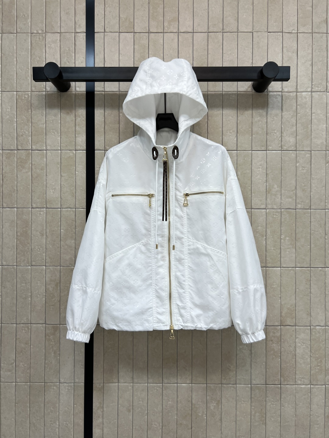 NO:872399,L's 26 new summer style white jacquard hooded jacket, light fabric + exquisite dark pattern, simple and detailed, hooded design, double zipper opening and closing, the hood and hem are neatly closed with drawstrings, the loose version is not flattering, and it goes well with jeans or casual pants. It can be easily held for daily commuting, light outdoor use, and outings. Four sizes in one color, Size/S-M-L-XL,, Louis vuitton, jeans, jackets & coats, hats,19860909L家 26夏季新款 白色提花连帽外套 轻薄面料+精致暗纹 简约又有细节感 连帽设计 双拉链开合 帽子跟下摆做了抽绳利落收型 宽松版型不挑身材 搭配牛仔裤or休闲裤都很OK 日常通勤 轻户外 出游都能轻松hold住 一色四码Size/S-M-L-XL,,louis vuitton,jeans,jackets & coats,hats,,Women's clothing