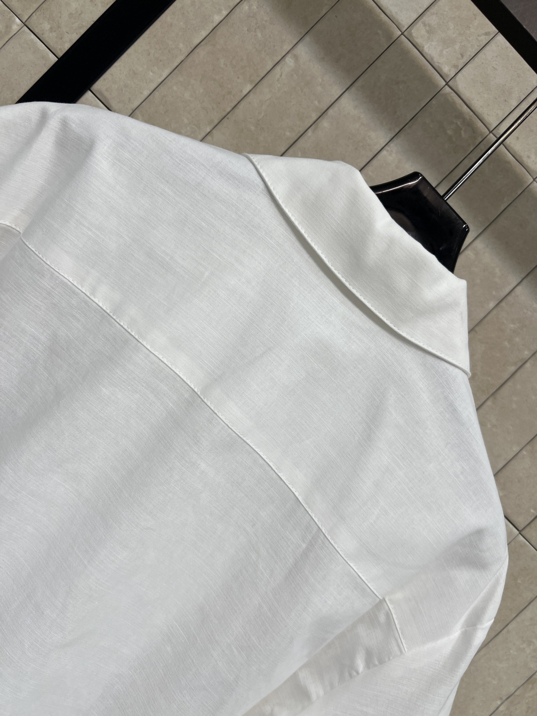 L家 26夏季新款 白色亚麻短袖衬衫 采用纯亚麻面料 透气感十足 古巴领设计 单排扣门襟干净利落 胸口蕾