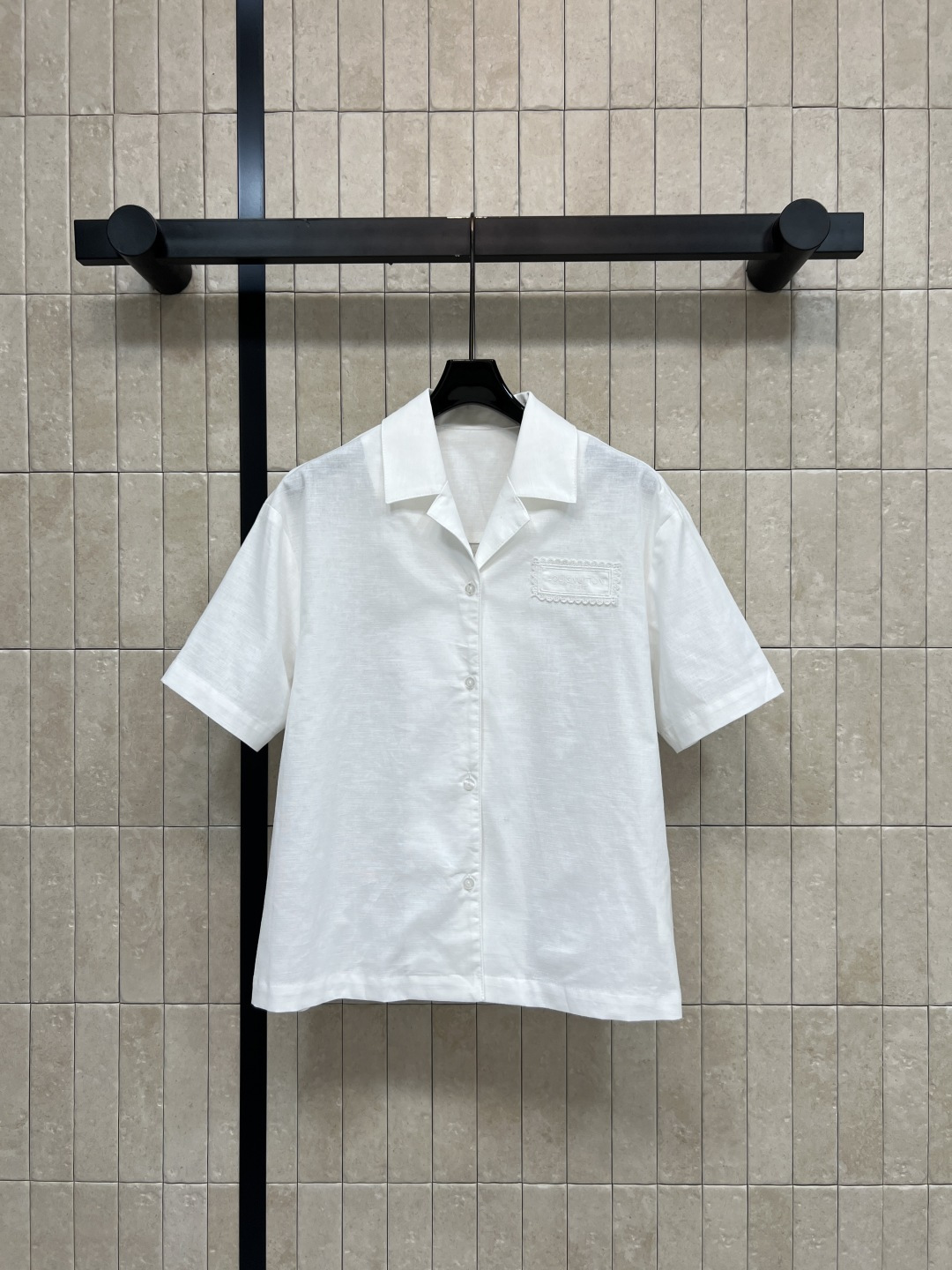 NO:872427,L's 26 new summer style white linen short-sleeved shirt. Made of pure linen fabric. Very breathable. Cuban collar design. Clean single-breasted placket. Lace embroidered logo on the chest. Simple details. Loose fit. Easy to control for commuting, leisure and outdoor. Soft when worn. Paired with jeans or shorts. Easily get a lazy and high-end feel. Four sizes in one color. Size/S-M-L-XL,,louis  vuitton,shorts,jeans,shirts,T-shirt,19860909L家 26夏季新款 白色亚麻短袖衬衫 采用纯亚麻面料 透气感十足 古巴领设计 单排扣门襟干净利落 胸口蕾丝刺绣标 简约细节 宽松版型不挑身材 通勤 休闲 户外都能轻松驾驭 越穿越柔软 搭配牛仔裤或短裤 轻松get慵懒高级感 一色四码Size/S-M-L-XL,,louis vuitton,shorts,jeans,shirts,T-shirt,,Women's clothing
