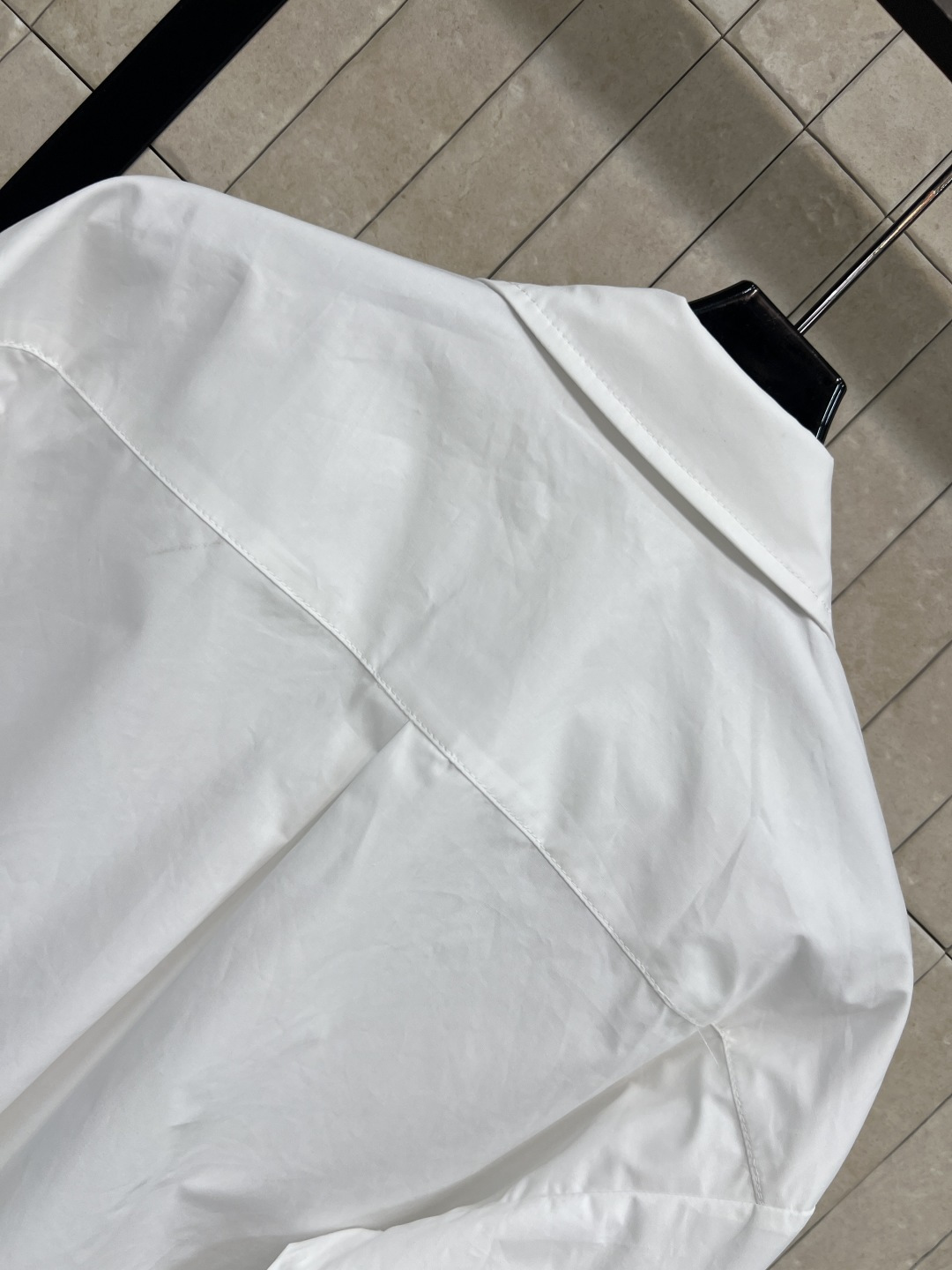 L家 26夏季新款 白色短款衬衫 采用高品质纯棉面料 轻薄透气 经典翻领+长袖设计 剪裁利落 衣摆波浪花