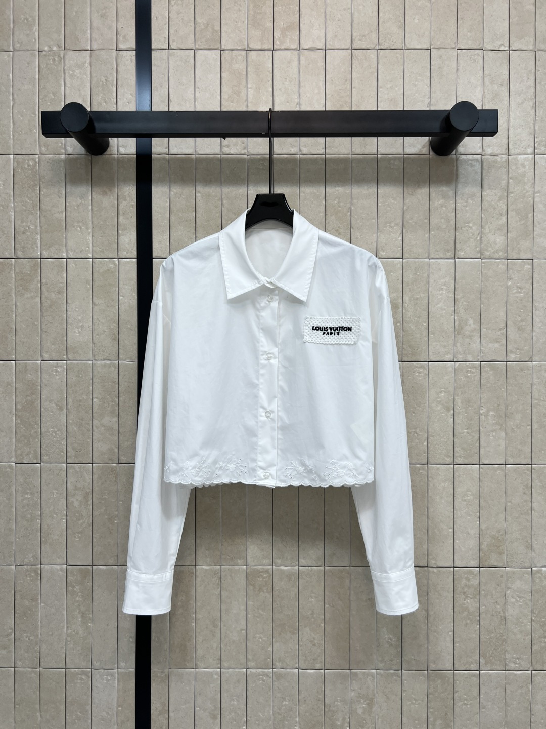 NO:872436,L's 26 new summer style white short shirt made of high-quality pure cotton fabric, light and breathable, classic lapel + long sleeve design, neat tailoring, wavy lace at the hem with super detailed sense, embroidered logo patch on the chest, exquisite details, short version with high-waisted pants, skirt, tall and slim, easy to control for commuting and leisure, simple and fashionable, four sizes in one color, Size/S-M-L-XL,, louis  vuitton,skirts,shirts,19860909L家 26夏季新款 白色短款衬衫 采用高品质纯棉面料 轻薄透气 经典翻领+长袖设计 剪裁利落 衣摆波浪花边超有细节感 胸前logo刺绣贴标 精致细节 短款版型搭高腰裤 半裙 显高显瘦 通勤休闲都能轻松驾驭 简约又时髦 一色四码Size/S-M-L-XL,,louis vuitton,skirts,shirts,,Women's clothing