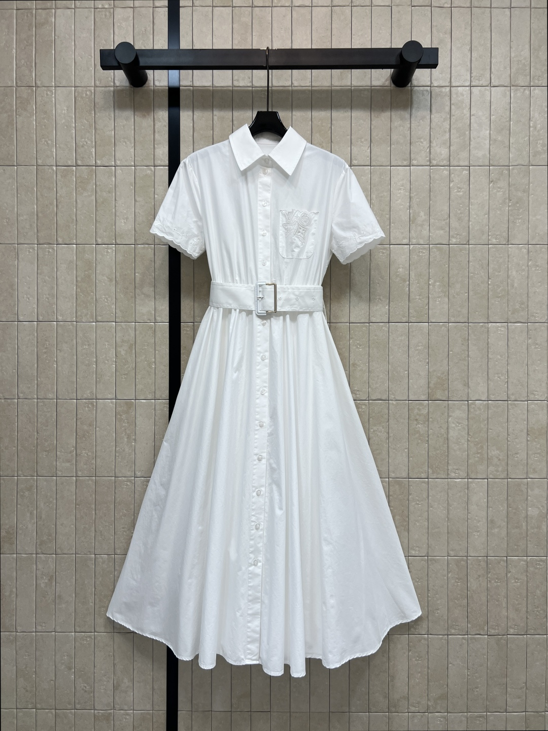 NO:872351,L's 26 new summer style white shirt dress made of high-quality pure cotton fabric, lapel + single-breasted classic shirt dress silhouette, with buckle belt to precisely tighten the waist, lace on the cuffs, embroidery on the chest, natural drape of the skirt, ingenious details, suitable for commuting, dating, and daily wear, both temperament and practicality, four sizes in one color, Size/S-M-L-XL,, louis vuitton, skirts, shirts,19860909L家 26夏季新款 白色衬衫连衣裙 采用高品质纯棉面料 翻领+单排扣的经典衬衫裙廓形 搭配扣腰带精准收腰 袖口的花边 胸口刺绣 裙摆自然垂坠 细节巧思 通勤 约会 日常都能穿 气质与实用性兼备 一色四码Size/S-M-L-XL,,louis vuitton,skirts,shirts,,Women's clothing