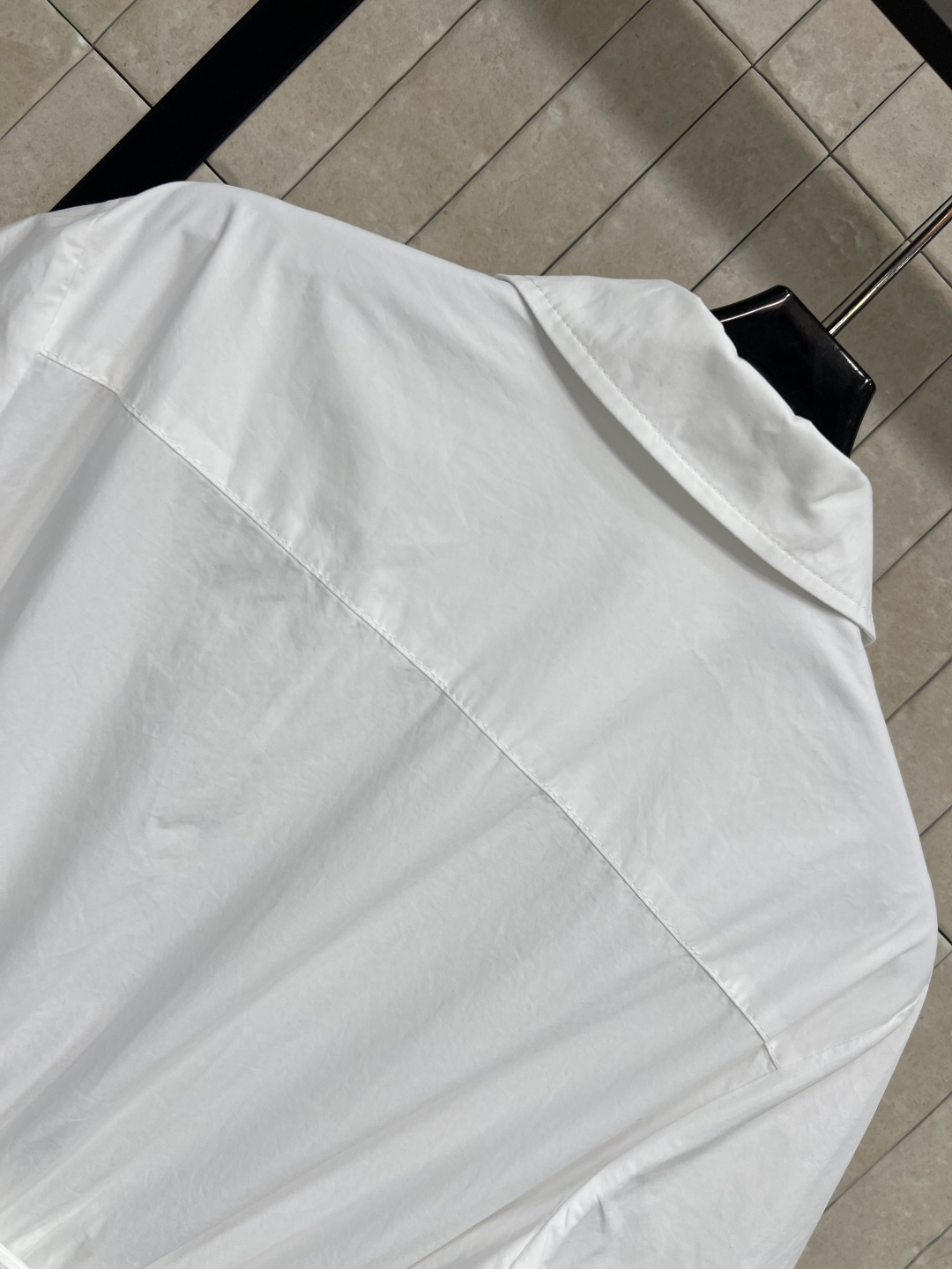 L家 26夏季新款 白色衬衫连衣裙 采用高品质纯棉面料 翻领+单排扣的经典衬衫裙廓形 搭配扣腰带精准收腰