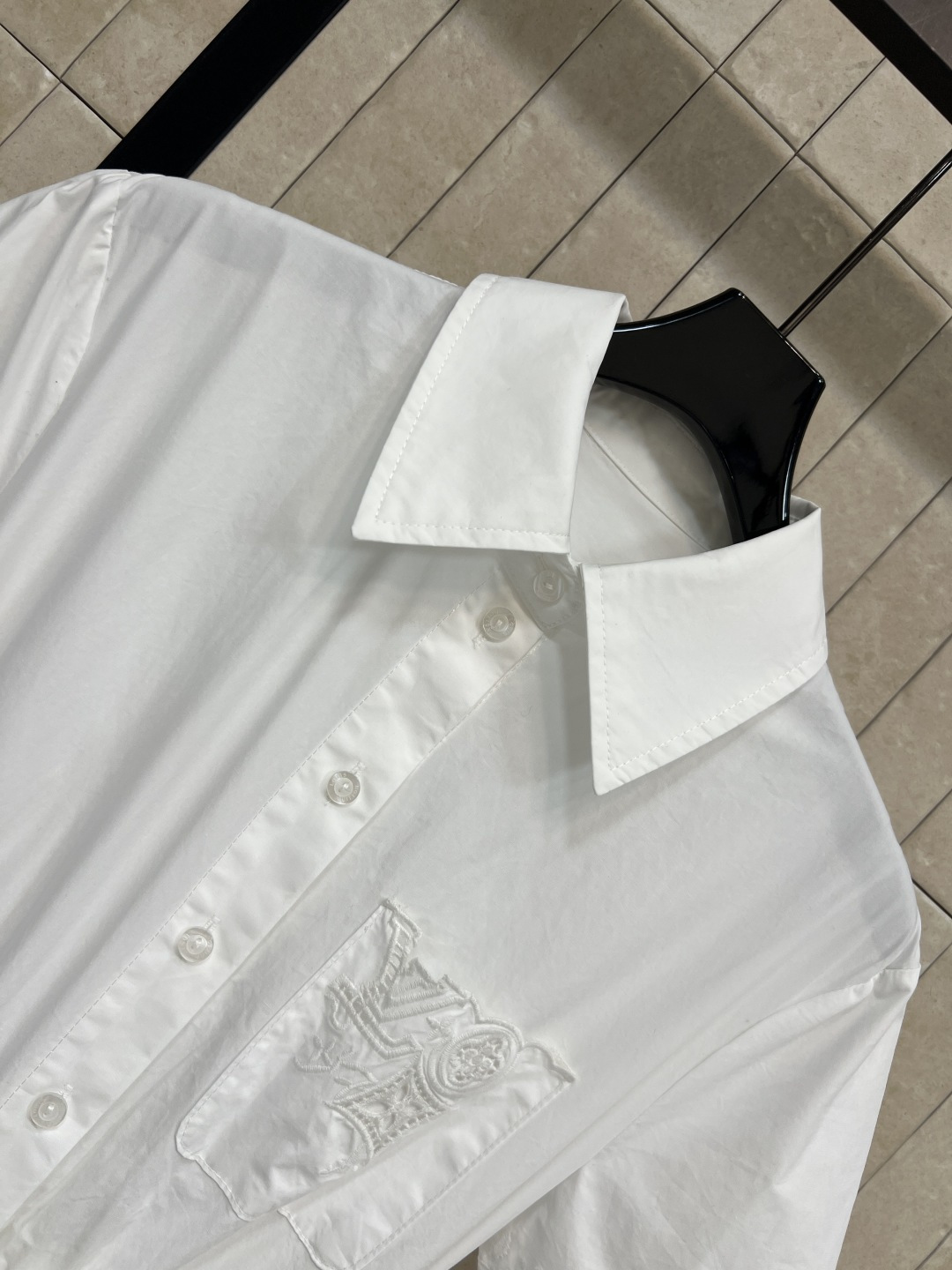 L家 26夏季新款 白色衬衫连衣裙 采用高品质纯棉面料 翻领+单排扣的经典衬衫裙廓形 搭配扣腰带精准收腰