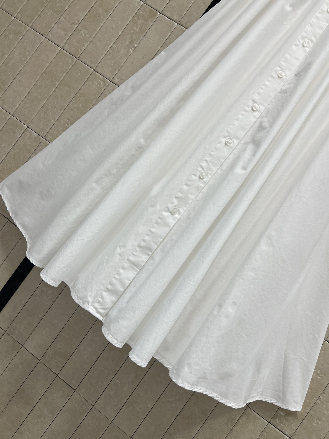 L家 26夏季新款 白色衬衫连衣裙 采用高品质纯棉面料 翻领+单排扣的经典衬衫裙廓形 搭配扣腰带精准收腰