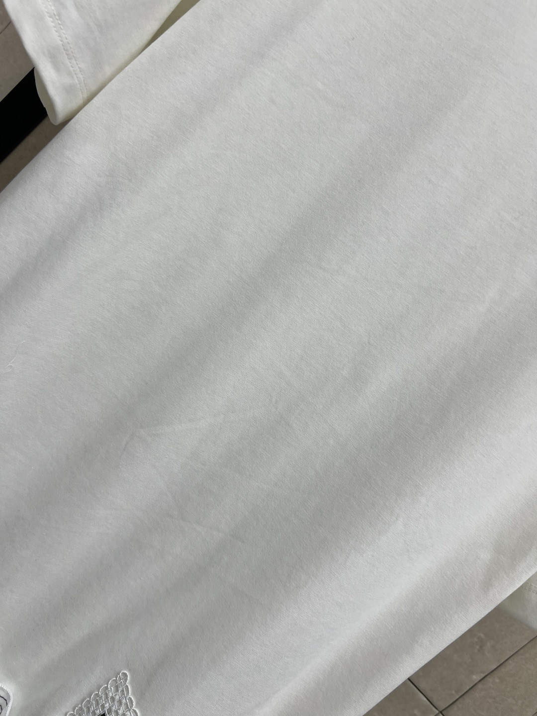 L家 26夏季新款 花边T恤连衣裙 纯棉材质 柔软舒适 经典圆领 宽松直筒版型 不挑身材 下摆双层荷叶边拼接点缀 细节精