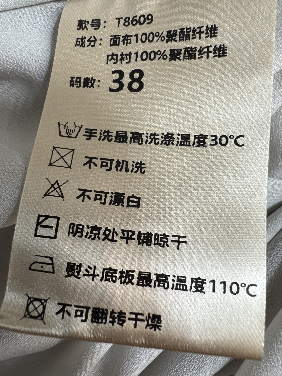 BC家 26夏季新款 格子半裙 面料轻盈锤坠 夏天穿最合适 撞色格子设计 侧边拉链开合 高腰设计拉长比例