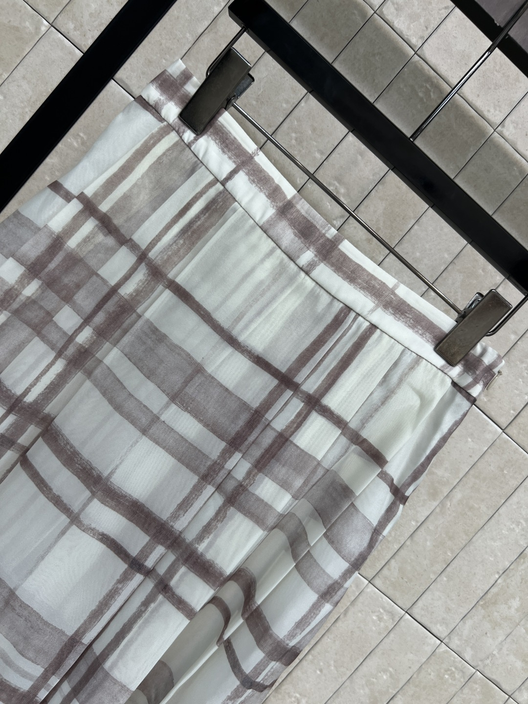 BC家 26夏季新款 格子半裙 面料轻盈锤坠 夏天穿最合适 撞色格子设计 侧边拉链开合 高腰设计拉长比例