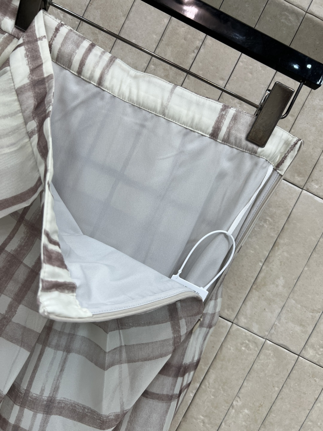 BC家 26夏季新款 格子半裙 面料轻盈锤坠 夏天穿最合适 撞色格子设计 侧边拉链开合 高腰设计拉长比例