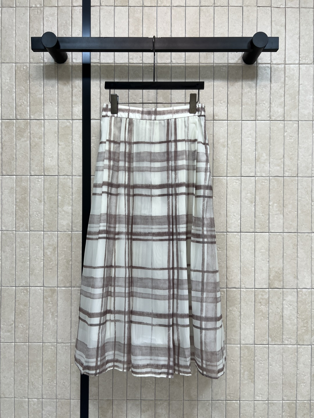 NO:873718,BC Home 26 new summer style plaid skirt. The fabric is light and hammered. Best for summer. Contrasting plaid design. Side zipper closure. High waist design to elongate the proportion. Lined. Non-transparent. Full of details. It goes well with knitted sweaters or shirts. Easily create a French lazy style. Suitable for commuting and dating. Three sizes in one color. Size/S-M-L-,,chanel,skirts,shirts,19860909BC家 26夏季新款 格子半裙 面料轻盈锤坠 夏天穿最合适 撞色格子设计 侧边拉链开合 高腰设计拉长比例 做了里衬 不透光 细节感满满 搭配针织衫或衬衫都很出彩 轻松打造法式慵懒风 通勤约会都适配 一色三码Size/S-M-L-,,chanel,skirts,shirts,,Women's clothing