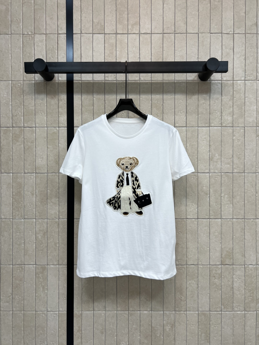 NO:873736,pol's 26 new summer style white embroidered bear T-shirt is made of pure cotton fabric, soft and skin-friendly and breathable. It is super comfortable to wear in summer. The flower embroidery of the same color on the chest is low-key and textured. The loose version covers the flesh and makes you look slim. It can easily create a lazy and relaxed atmosphere. It can be easily used for daily commuting and vacation. It is versatile with jeans or skirts. Three sizes in one color Size/S-M-L-,,louis  vuitton,skirts,jeans,tees,t-shirt,19860909pol家 26夏季新款 白色刺绣小熊T恤 采用纯棉面料 柔软亲肤又透气 夏天穿超舒服 胸前同色花卉刺绣低调有质感 宽松版型 遮肉显瘦 轻松打造慵懒松弛氛围感 日常通勤 度假都能轻松驾驭 搭配牛仔裤或半裙都很百搭哦 一色三码Size/S-M-L-,,louis vuitton,skirts,jeans,tees，t-shirt,,Women's clothing