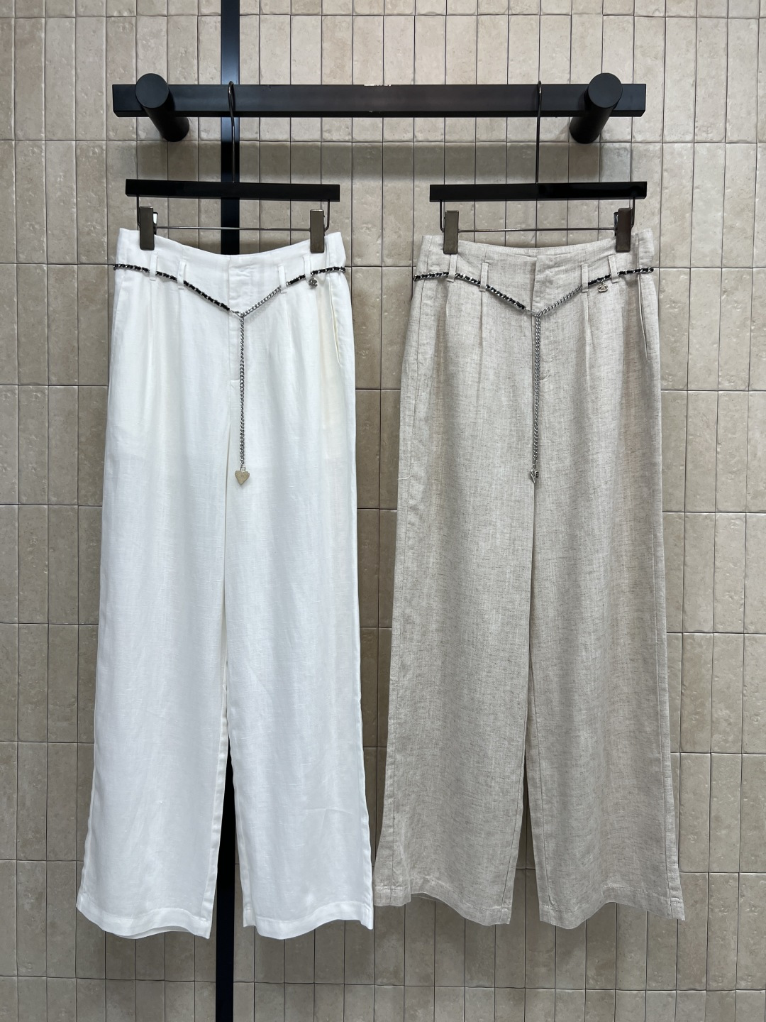 NO:873750,C's 26 new summer style linen wide-leg pants. Natural linen fabric has its own breathable texture. High waistline + neat straight wide-leg tailoring. It has a full sense of weight and does not pick the leg shape. Paired with the metal love chain belt of the same series. It can be easily controlled for commuting and leisure. It feels loose and full when worn. Pair it with a simple top or shirt to easily get a high-end look. Two colors and three codes Size/S-M-L-,,chanel,shirts,19860909C家 26夏季新款 亚麻阔腿裤 天然亚麻面料自带透气肌理 高腰线+利落直筒阔腿剪裁 锤坠感十足 不挑腿型 搭配同系列金属爱心链条腰带 通勤休闲都能轻松驾驭 穿着松弛感拉满 搭配简约上衣或衬衫 轻松get高级感穿搭 两色三码Size/S-M-L-,,chanel,shirts,,Women's clothing