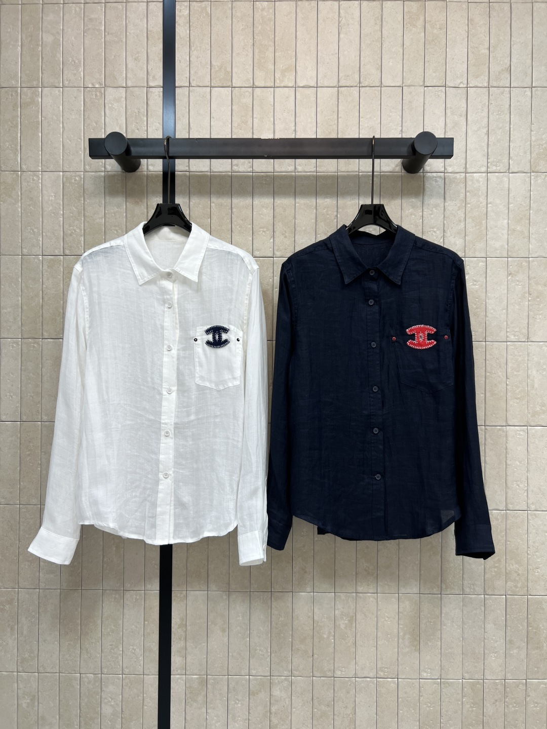 NO:873759,C Home 26 new summer style embroidered long-sleeved shirt made of linen fabric, light and breathable, double C embroidery on the chest is very recognizable, simple and exquisite, loose fit + long-sleeved lapel, easy to manage for commuting and leisure, great to wear alone or layered, versatile colors, paired with jeans or skirts, easy to get the French lazy style, two colors and three codes Size/S-M-L-,,chanel,skirts,jeans,shirts,19860909C家 26夏季新款 刺绣长袖衬衫 采用亚麻面料 轻薄透气 胸前双C刺绣超有辨识度 简约又精致 宽松版型+长袖翻领 通勤休闲都能轻松驾驭 单穿或叠搭都很出彩 颜色百搭 配牛仔裤或半裙 轻松get法式慵懒风 两色三码Size/S-M-L-,,chanel,skirts,jeans,shirts,,Women's clothing